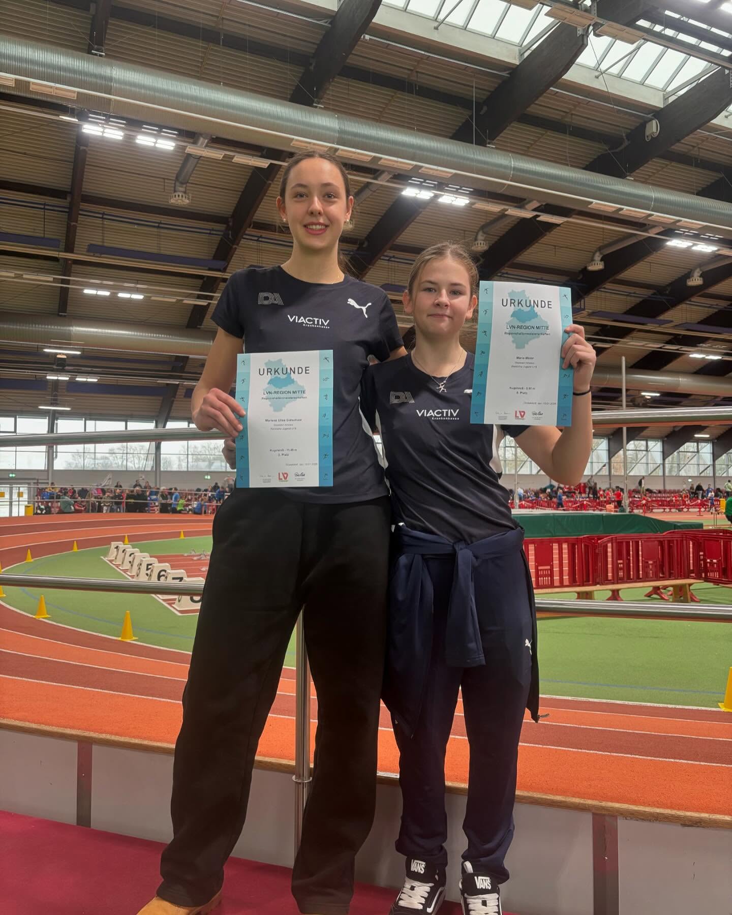 Regionsmeisterschaften U18 / U20 / Aktive – Düsseldorf (10./11.01.)
Ein erfolgreiches Wettkampfwochenende liegt hinter uns! Bei den Regionsmeisterschaften in Düsseldorf zeigten unsere Athletinnen und Athleten starke Leistungen und tolle Platzierungen:
Aktive / Männer
Piere Grandin – 800 m: 4. Platz
Nico Neumann – 800 m: 6. Platz
Jakob Nowicki-Koth – 800 m: 8. Platz
Frauen
Victoria Krause – Kugel: 2. Platz 🥈
U20 männlich
Yahya Jaouhari Ouatam – 800 m: 1. Platz 🥇
Josue Fontana de Souza – 60 m: 3. Platz 🥉
Samuele Ponzo – 60 m: 7. Platz
Samuele Ponzo – Weitsprung: 2. Platz 🥈
U18 männlich
Lennon Breuer – 200 m: 2. Platz 🥈
Lennon Breuer – Hürden: 4. Platz
Lennon Breuer – Weitsprung: 2. Platz 🥈
Hasan-Hüseyin Evelek – Weitsprung: 7. Platz
Lennon Breuer – Kugel: 1. Platz 🥇
Noah Vogelsang – Kugel: 2. Platz 🥈
Moritz Nigrin – Kugel: 5. Platz
U18 weiblich
Marlene Gütschow – Kugel: 3. Platz 🥉
Marie Meier – Kugel: 8. Platz
Diese Ergebnisse unterstreichen einmal mehr die hervorragende Arbeit im Winter und die hohe Motivation unserer Athleten!
Der erste Wettkampf des Jahres ist geschafft – und das macht richtig Lust auf mehr. Wir freuen uns auf viele weitere Starts, Erfolge und gemeinsame Momente in dieser Saison!
#fasterhigherfurthertogether #regionsmeisterschaften #trackandfield #2026
#germanyathletics