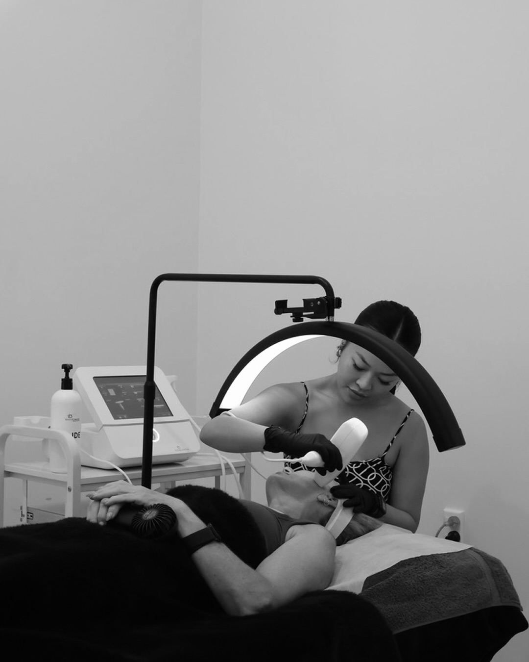 Hello 2026! We’ve loved seeing all of your beautiful faces again after the Christmas break, and thought we’d give you a special something to kick off the new year and say thank you for your continued support of our small business.
Starting Monday, all current and new clients will receive a complimentary LED light therapy or AirPod Hyperbaric Chamber session completely free of charge if you book between the 12th and 18th of January!
Eligible for redemption right after your appointment, or we can book you in for another time. Just speak to the girls at reception on your way out.
Excited to see you all again in the year ahead 🤍✨