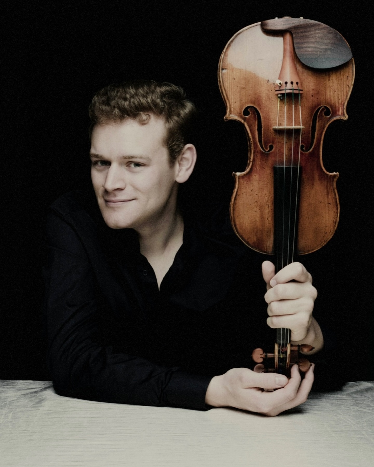 Besetzungsänderung: @sebastianbohrenviolinist für @leiazhu
Für das Konzert vom 19. März 2026 mit @howardgriffiths_official und der @camerata_schweiz in Bern hat uns über die Festtage eine Besetzungsänderung erreicht. Die vorgesehene Solistin Leia Zhu musste ihre Zusage aufgrund eines unvorhergesehenen Terminkonflikts zurückziehen.
Mit dem Schweizer Violinisten Sebastian Bohren konnten wir «einen der ernsthaftesten Musiker seiner Generation» (Süddeutsche Zeitung) als Ersatz gewinnen. Er weiss über die Landesgrenzen hinaus zu überzeugen und erntete international Lob für seine «erfrischende Direktheit» (Guardian), «Eleganz» (The Strad) und «Bravour» (Sunday Times).
Wir sind dankbar für Sebastian Bohrens’ spontane Zusage und freuen uns auf das Debüt dieses jungen Ausnahmekünstlers im Rahmen unserer Konzertreihe. Das Konzertprogramm bleibt unverändert und bereits gekaufte Konzertkarten behalten ihre Gültigkeit.
Alles Gute für das neue Jahr und auf bald im Casino Bern, Ihr Meisterzyklus Bern
Vorverkauf
🎫 meisterzyklus.ch, ticketmaster.ch
📧 billettkasse@meisterzyklus.ch
📞+41 31 994 49 22 (Di - Fr 8 -12 Uhr)
📍Buchhandlung zum Zytglogge