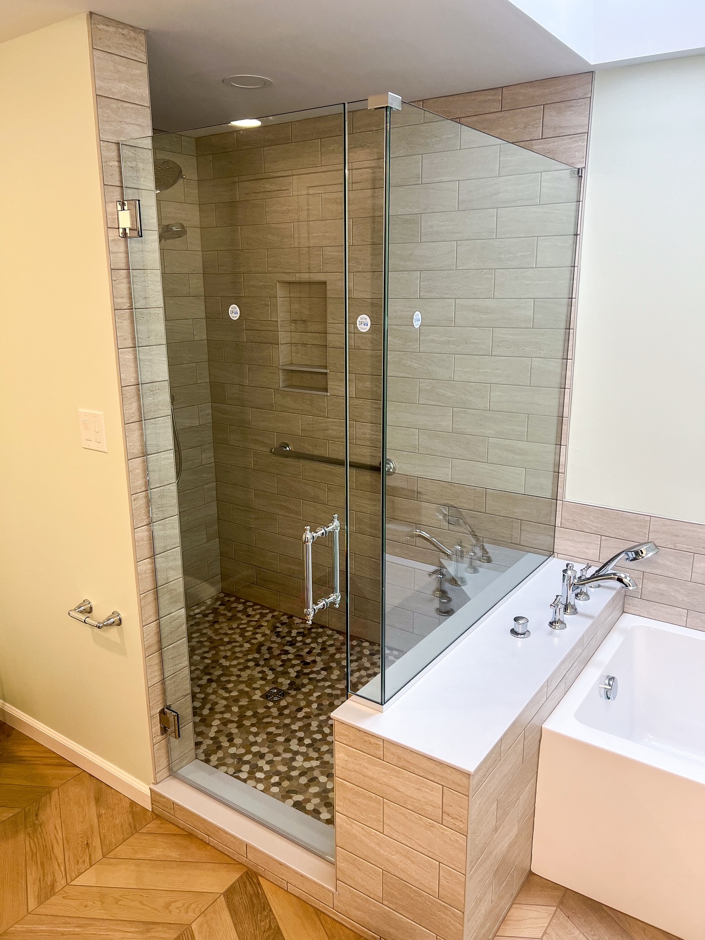 New year, new designs, same goal - let the glass disappear and make the spaces feel bigger 🙌🏼
#interiordesign #bathroomdesigns #bathroomremodel #showerdesign #framelessshowerdoor