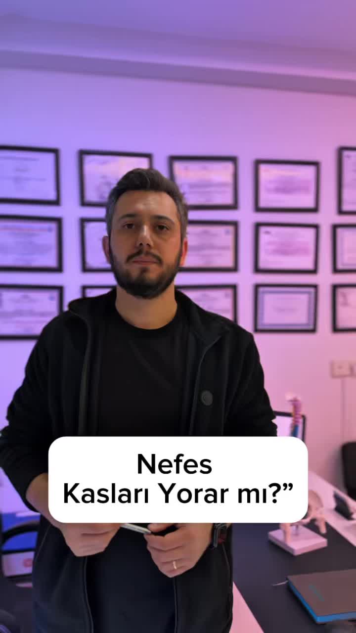 Nefes alma şekli, kasların nasıl çalıştığını fark etmeden etkileyebilir.
Yüzeysel ve düzensiz nefes alışkanlığı, özellikle boyun ve omuz çevresindeki kasların gereğinden fazla aktif kalmasına neden olabilir.
Bu durum gün içinde kaslarda erken yorulma, sertlik ve gerginlik hissi oluşturabilir.
Zamanla duruş farkındalığının azalması da bu süreci daha belirgin hale getirebilir.
Günlük yaşamda nefes farkındalığı oluşturmak, kasların üzerindeki gereksiz yükün azalmasına yardımcı olabilir.
📎 Bu içerik genel bilgilendirme ve farkındalık amacıyla hazırlanmıştır.
Teşhis ve tedavi niteliği taşımaz.
#bilgilendirme
#nefes
#kasfarkındalığı
#stres
#postür
#hareketfarkındalığı
#fizyoterapi
#fizyoterapiverehabilitasyon