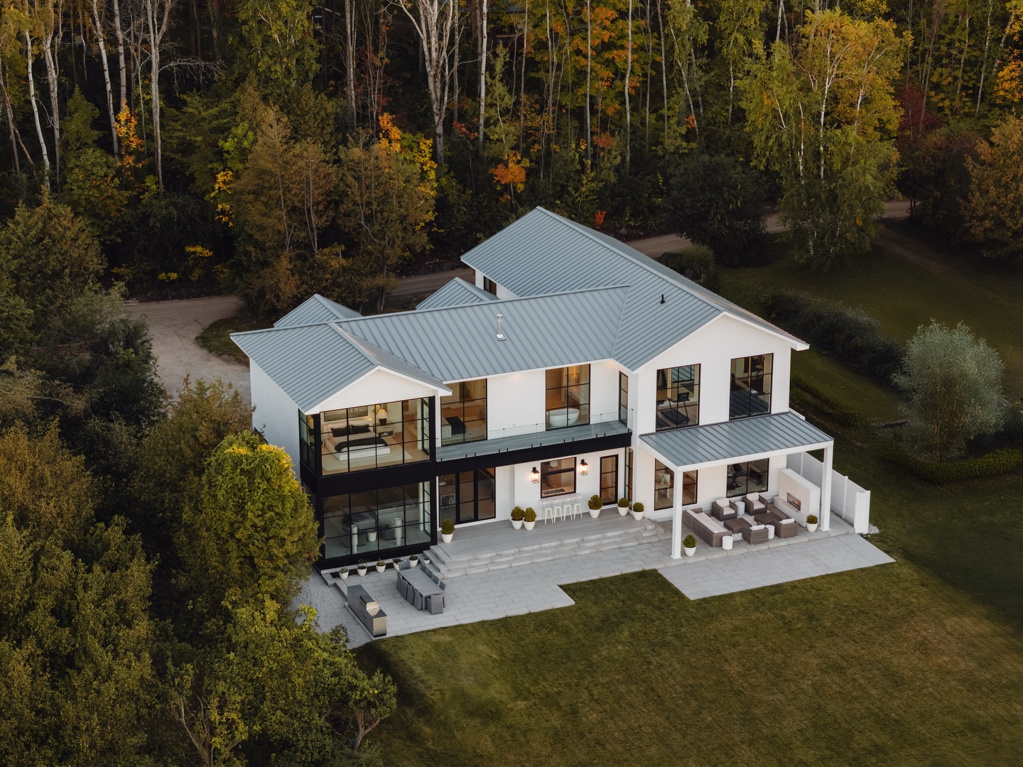 Step inside this custom-built modern Beach House on Georgian Bay.
#customhome #gerogianbay #dreamhome
This build is spectacular, and offers several unique features including a pass-through serving bar, an outdoor living space, floor to ceiling windows to bring the outdoors in, a built in window nook, a fully equipped gym, and so much more!
This custom-built home is the ultimate beach life retreat!
Follow @pattymacbuilt for more home & cottage inspiration!
Follow @spencerdouglasmuskoka for more design content and inspiration.
.
.
.
The team involved:
Construction by @pattymacbuilt
Design by @spencerdouglasmuskoka
Photos by @thestudiorh // @anna.derzhanovska
EPDM for Decking: @advancedroofing_sheetmetal
HVAC: @affordablecomfort
ACM: @buildskyinc
Bahama Shutters, Powder room: @canadacustomshutters
Material for Wine Cellar, Cape Cod: @centurymilllumber
Framing Material, Interior & Exterior Material: @collingwoodhomehardware
Plumbing: @currentplumbing
Stair Case, Railing for Catwalk: @greywoodcustom
Tile Install: @mcmdlusso
Millwork: @xtreme_kitchens_and_closets
Microcement: @prometheanstructures