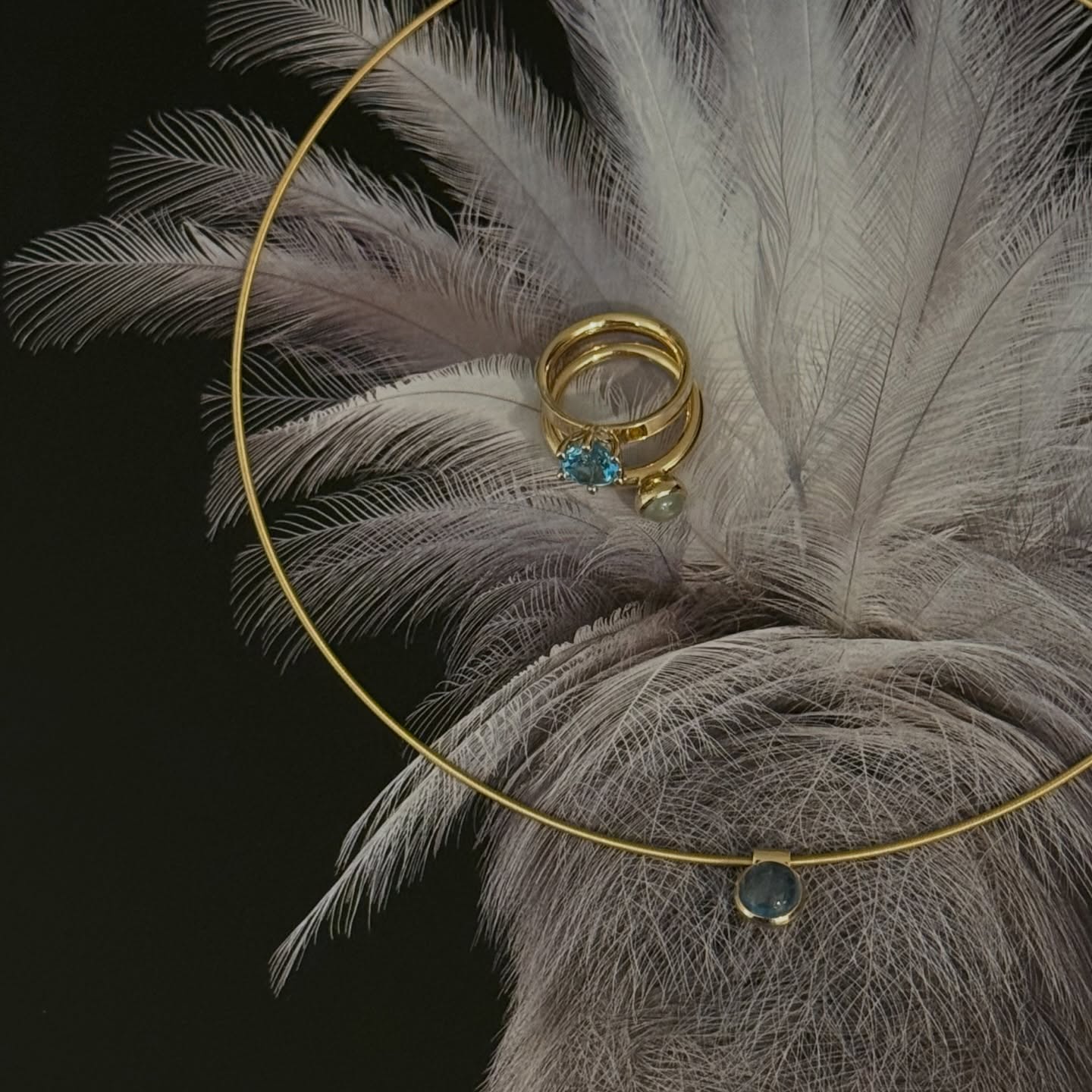 Sunflower meets Kiss Glow
Twee ringen, één dialoog van licht en kleur.
De Sunflower — warm en sculpturaal in 14 kt geelgoud, met een facetgeslepen Sky Blue Topaas als lichtregisseur in het hart. De zetting bloeit als een bloem in balans: organisch, precies en tijdloos.
De Kiss Glow ring — rond gepolijst in geelgoud, gedragen door een natuurlijke cabochon Aquamarijn. Een steen die niet reflecteert, maar gloeit in zachte oceaantinten.
Het 14 kt geelgouden collier draagt de Moonwalk hanger — vloeiend in vorm, verfijnd in beweging, met opnieuw een cabochon Aquamarijn als lichtpunt. Een stille echo van de steen, gedragen aan de hals.
Licht in drie talen: geslepen, rond, gedragen.
14 kt geelgoud
Sky Blue Topaas — facetgeslepen kleursteen
Aquamarijn — natuurlijke cabochon
Handgemaakt in Utrecht.
#nobilia #nobiliasieradenatelier #utrechtgoldsmith #highendjewelry #finejewelry #utrecht #goud #ringen #zilver #ambachtelijkesieraden