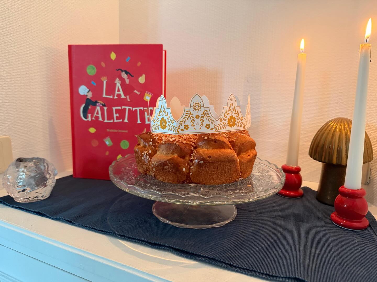 Aujourd’hui, c’est l’Épiphanie ! 😋
Alors, vous avez mangé une part de galette ? Nous, oui, et en bonne compagnie. Écrit et illustré par @mathilde_brosset, l’album « La Galette » est aussi drôle que savoureux… Disponible dans toutes les bonnes librairies et sur notre site Internet. Dès 4 ans, 40 pages, 15€. #letageredubas #lagalette #mathildebrosset #epiphanie #harmoniamundi