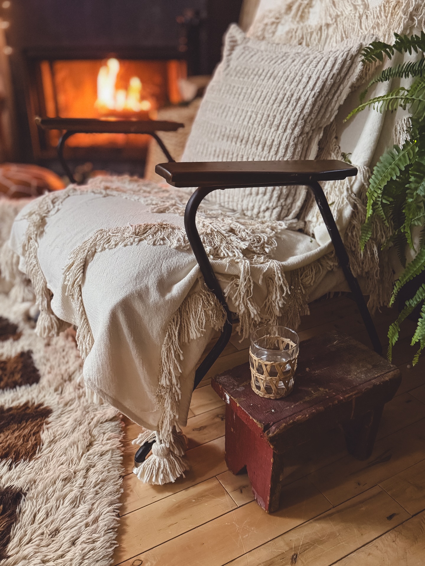 Quiet moments at home ✨
#cozycorners #blanketseason #comfortvibes