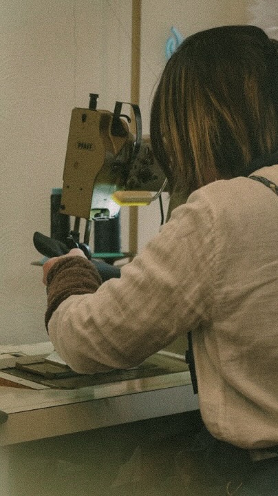 今回は、二天一流総本舗で靴職人として10年勤められている女性靴職人にインタビューさせていただきました。素人で入社をされ、今では靴を一人で製作し若手職人の育成にも携わっている方です。10年の職人経験を通したものづくりへの想いに注目です。
YouTube視聴は概要欄のURLから!
このチャンネルでは、ものづくりの魅力をさらに広めていくことを目指して、NITENの職人やお取引様と協力してものづくりへの想いを発信していきます。NITENの靴に限らず、日本のものづくりをこのメディアブランドを通して、関心を持ってくださると幸いです。
─────────────────────────────────
📍全国で革靴のオーダー会、サンプル販売会を実施中!
イベント予約はこちらから👉 https://order.2ten1ryu.com
2026/1/9(金)〜1/13(火)兵庫宝塚 みもざの木
1/15(木)〜17(土)福岡太宰府 季の音
1/17(土)群馬県吾妻郡 朝暘堂
1/20(火)〜1/25(日)宮﨑都城 Annie
1/30(金)〜2/3(火)熊本 YARD
1/30(金)〜2/2(月)東京成城学園 hensel&gretel
2/5(木)〜2/7(土)大阪堺 ilo books
2/6(金)〜2/9(月)長崎雲仙 ヤマサキ堂
2/10(火)〜2/13(金)京都今出川 nelflan
2/11(水)〜15(日)福岡直方 草花の香り
2/20(金)〜23(月)佐賀古湯 cafe oriori
2/21(土)〜2/23(月)埼玉 cafe the garden
2/25(水)〜3/1(日)大阪南堀江 quotidienne
2/27(金)〜3/1(日)茨城結城 cafeカヂノキ
3/3(火)〜9(月)高知 pourguoi cafe
3/11(水)〜3/15(日)香川琴平sand sand stand
3/19(木)〜23(月)石川金沢 ISHITAYA
3/13(金)〜3/16(月)東京お茶の水 優美堂
3/19(木)〜23(月)神奈川大磯 ツキヤマ
3/25(水)〜3/29(日)三重名張 百代
3/26(木)〜3/29(日)山口光 Drogurie Ikeoka
👞運営ブランド(商品ラインナップ)
・二天一流総本舗:
@2ten1ryusouhonpo
・Five Rings:
@five_rings_collection
🙎♂️旅する靴職人
@shoe_mystar
@hachi.to.kutsu
📷撮影、取材、メディア運用者
@arven.studio.jp
─────────────────────────────────
#ものづくり #革靴 #niten #靴職人 #革製品