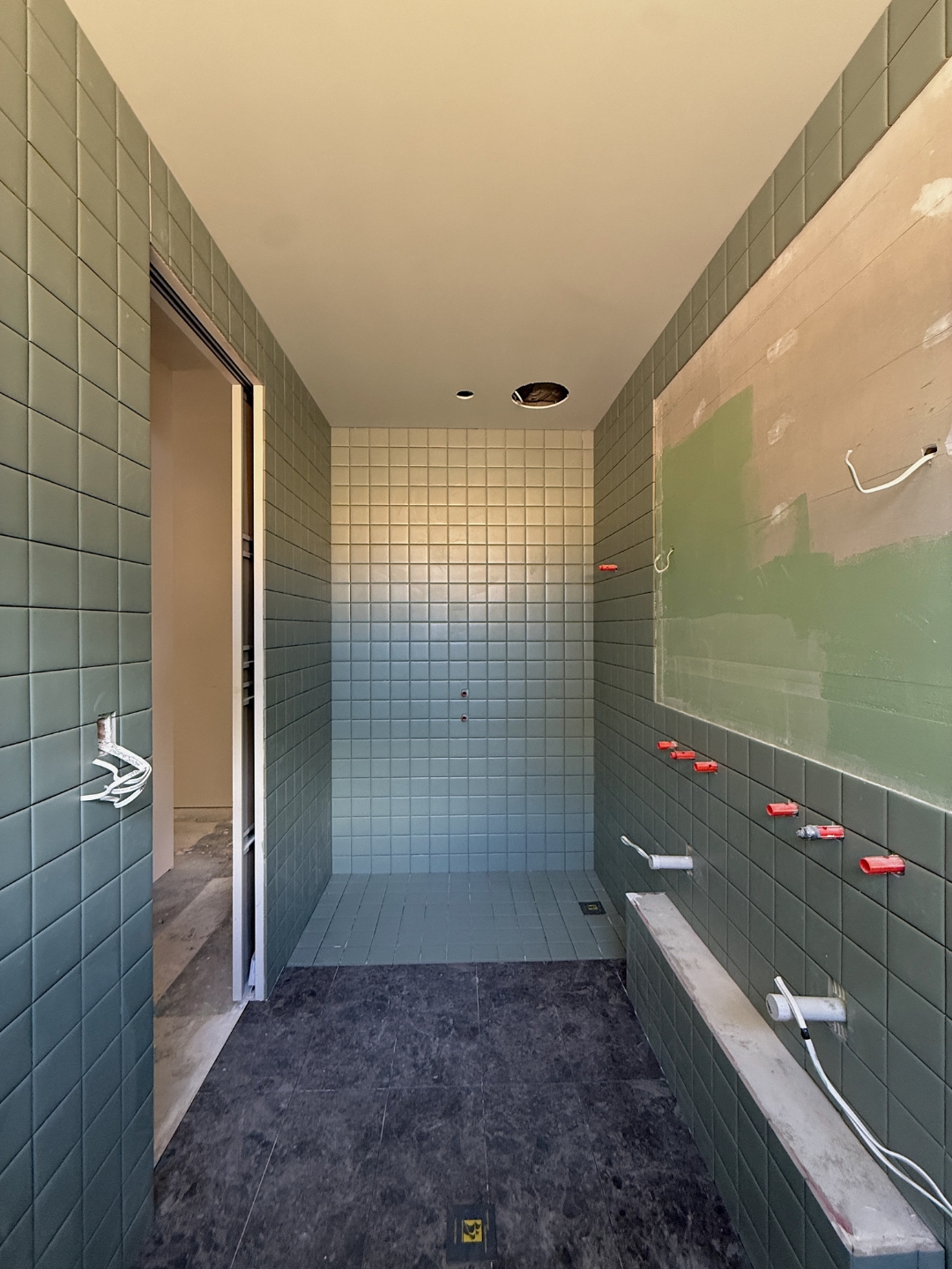 Back on site after the Christmas break and and straight into it. This bathroom is coming together nicely....those sage green tiles are looking the goods 👌 ✨ Can't wait to see it finished.
📍Ashton Street Build
———
Contact us
M: 0438 209 088
E: Jarrod.hphomes@gmail.com
#honeypothomes #margaretriverbuilder #southwestbuilder