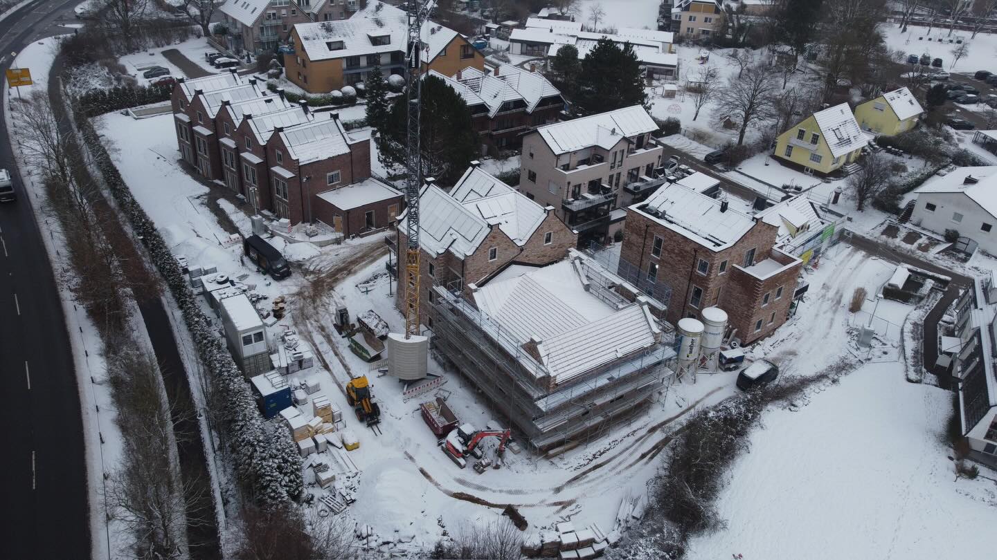 Ein Blick von oben auf unsere Großbaustelle in Scharbeutz zeigt selbst im Winter, wie viel hier bereits entstanden ist. Schnee und Kälte bremsen den Fortschritt nicht und das Projekt wächst Tag für Tag weiter. 🏗️❄️ Wir freuen uns schon auf das Endergebnis von 30 neuen Wohneinheiten.🏘️
#borgerdingheese #baustellenupdate #scharbeutz #neubau #wohnungsbau