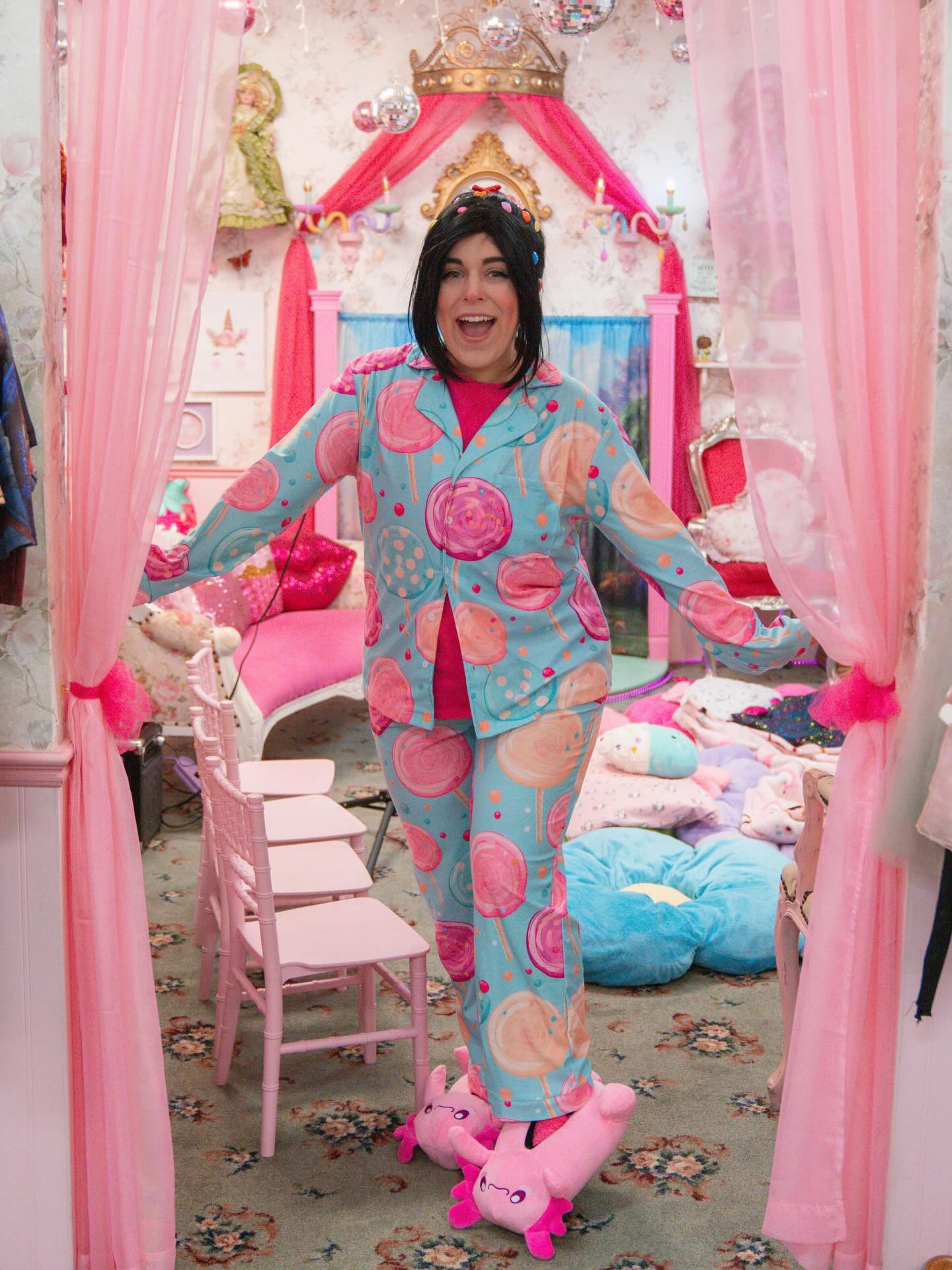 This sweet princess hopes everyone had a comfy, cozy new year!🍭✨ Should we do any movie nights in 2026??🤔
…
📸Photog: @shotbyalissa
💖Venue: @olivias4tea
🍭Character: @prestigeprincesses
…
..
.
#kidsparty #kidspartyideas #southbaymoms #vanellope #vanellopevonschweetz #wreckitralph #pajamaparty