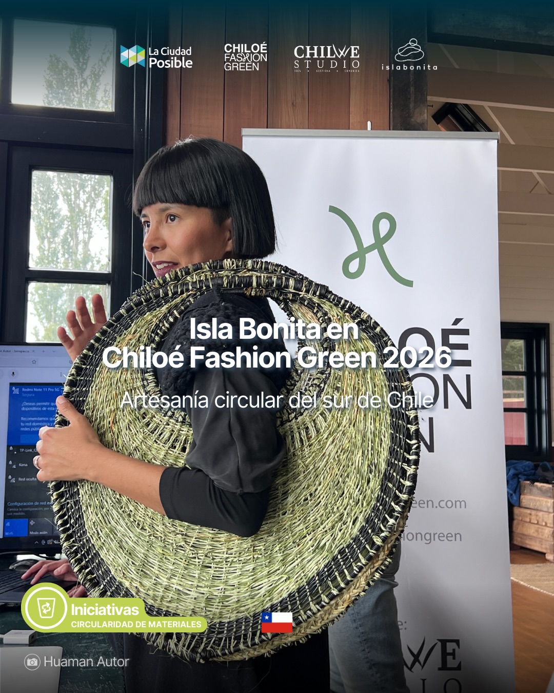 Colección Bicentenario: Chiloé Fashion Green 2026 🌊♻️
En el marco del Bicentenario de Chiloé, las artesanas de Isla Bonita, junto a la Fundación La Ciudad Posible, presentarán una colección de 15 ornamentos corporales en el evento Chiloé Fashion Green 2026. La muestra combina la tradición del tejido en fibra de Manila con materiales reciclados, como cabos de pesca y plásticos domiciliarios.
La propuesta pone en valor la Artesanía Circular, integrando saberes locales, identidad territorial y circularidad de los recursos.
📍 La colección
15 piezas de joyería textil que mezclan fibras naturales (Manila) con desechos plásticos recuperados de la isla.
📍 Las artesanas
- María Eugenia Catelican: trabajo minucioso en Manila y plástico domiciliario procesado por ella misma.
- Rosa Caucaman: fusión de Manila y lana, con materias primas trabajadas de forma artesanal.
- Laura Caucaman: uso de cabos de pesca recuperados en su labor como mitilicultora, combinados con Manila.
Un proceso de co-creación junto a la diseñadora Claudia Jiménez, co-fundadora de La Ciudad Posible, que proyecta la identidad de cada artesana hacia un futuro sostenible para Chiloé.
Esta colección corresponde al trabajo desarrollado por Isla Bonita y La Ciudad Posible para Chiloé Fashion Green 2026. En 2025, Huaman Autor y La Ciudad Posible realizaron una colaboración junto a artesanas de la isla, en la que Huaman Autor trabajó diseños propios en un proceso conjunto.
#IslaBonita #ChiloéFashionGreen #Chiloé2026 #ModaConPropósito