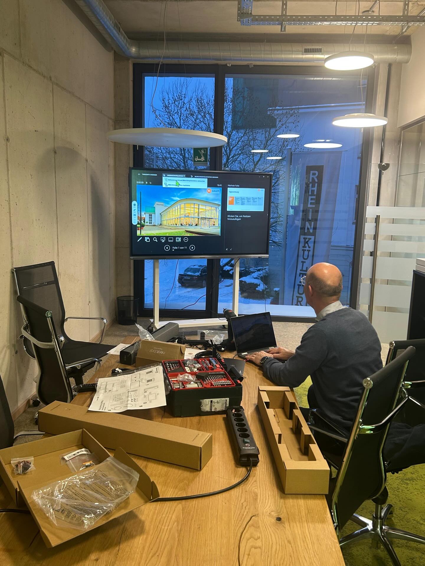 Frohes neues Jahr! 🧡
Ein Neustart, zumindest was unser Büro betrifft 😉 Zum Jahresbeginn haben wir neue Büroräume bezogen und freuen uns sehr darauf, euch dort künftig willkommen zu heißen.
Aktuell bauen Jan und Lutz noch die Technik auf. Schritt für Schritt entsteht ein Ort für Gespräche, Ideen und den direkten Austausch mit euch. 💻🔧
Unser Büro soll ein offener Anlaufpunkt für euch sein: für Fragen, Anregungen, Kritik oder einfach ein persönliches Gespräch.
Auch hier auf unseren Kanälen melden wir uns ab sofort wieder regelmäßiger mit Einblicken und Themen, die Solingen bewegen.
📍 Adresse: Bahnhofstr. 23
📞 Ab sofort erreichbar
🕘 Geschäftszeiten:
Dienstag – Donnerstag: 8:00 bis 13:00 Uhr
sowie nach Absprache
Kommt gern vorbei – wir freuen uns auf euch und den Austausch! 🤝✨🧡