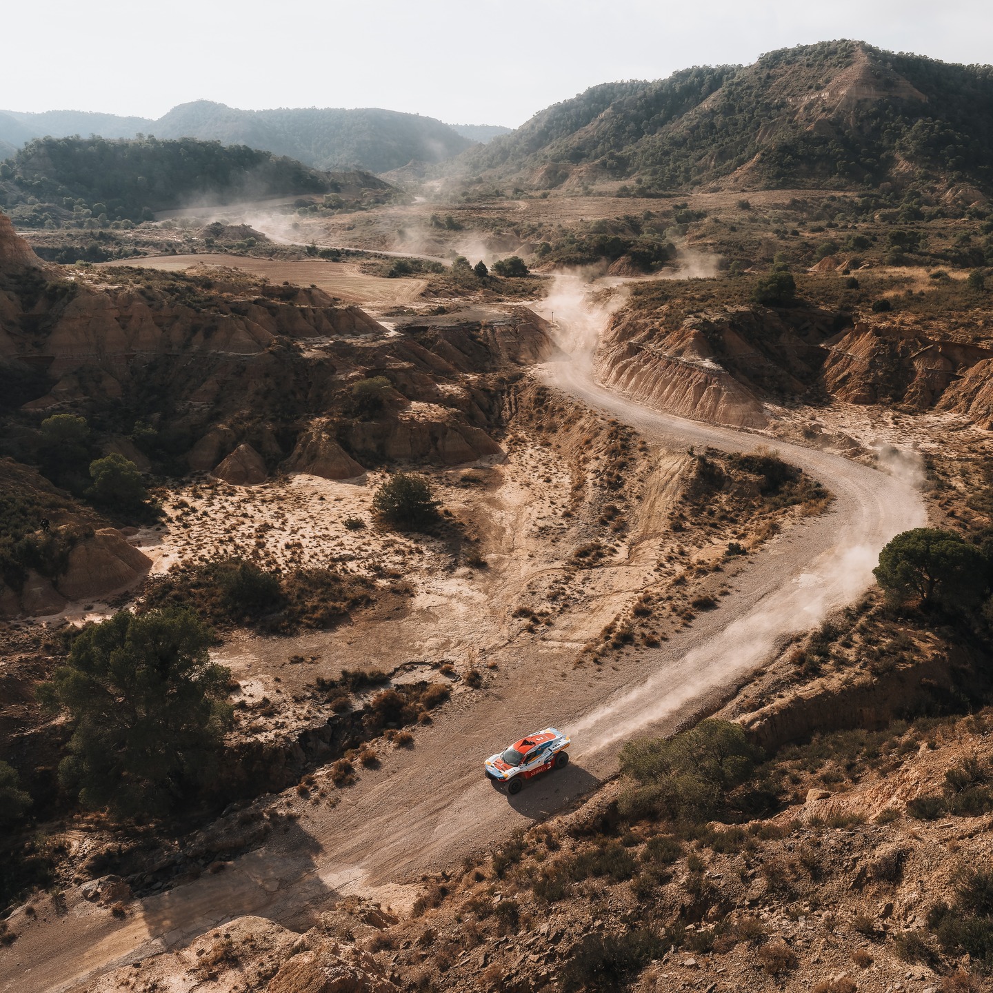 Una producción como esta no se sostiene solo con buenas imágenes.
Detrás hay idea, planificación, organización y un equipo capaz de adaptarse a un entorno exigente sin perder el foco del proyecto.
En Monegros desarrollamos toda la producción audiovisual junto al equipo de la Universidad Nebrija, acompañándolos en su preparación para el Dakar y construyendo un relato con coherencia desde el primer planteamiento hasta el rodaje final.