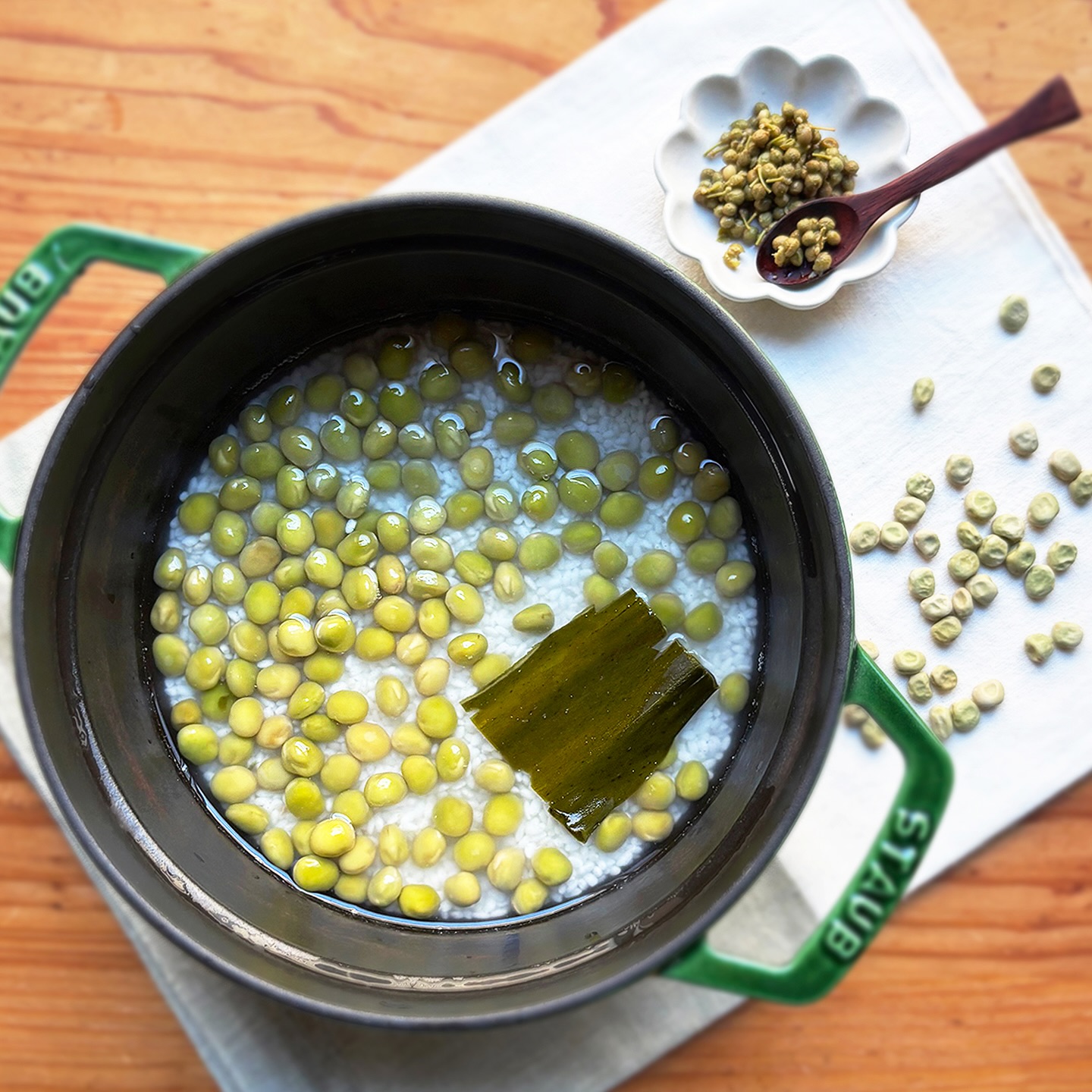 【豆の教室「春の豆料理」お申込み受付中】
老舗豆専門店 べにや長谷川商店の長谷川清美さんから豆の魅力を教わり、豆の基本の調理方法や料理を実習し、ランチで味わう『豆の教室』。
@beniyahasegawashouten
2026年は「季節の豆料理」をテーマに、季節に沿った豆の調理方法や食べ方などを中心にお伝えし、基本的な豆料理の楽しみ方をご紹介していきます。
2月のテーマは、豆と春の食材を合わせた「春の豆料理」。
和食を中心とした、やさしい味わいと春らしい彩りの豆料理をつくります。
豆のお手軽な調理方法や、豆を漬けるだけの簡単メニューなどもご紹介しますよ。
〈春の豆料理〉
🌸青えんどう豆と実山椒の豆ご飯
🫘豆の精進出汁と菜の花のおすまし
🌸春野菜と青大豆の浅漬け
🫘鞍掛豆のめんつゆ漬け
🌸ミニおはぎ(小豆あん)
🫘ずんだもち(枝豆あん)
ご飯、汁物、副菜、スイーツと、豆料理のフルコース♪
豆の基本的な調理方法をご紹介しながら、デモを中心とした実習で豆料理をつくり、ランチで召し上がっていただきます。
豆や豆料理についての疑問や質問にも長谷川清美さんがお答えします。
豆料理がお好きな方、豆の世界にご興味ある方、在来豆のことを知りたい方、ぜひご一緒しましょう!
豆料理ベテランさんも初心者さんもご参加お持ちしております!
*・・・*・・・*・・・*
【開催日時】
2026年2月4日(水) 11:00~14:30
2026年2月11日(水祝) 11:00~14:30
詳細、お申込み、受付締切などは
プロフィールURLより
「イベント案内・お知らせ」へどうぞ。
@morinone.ks
*・・・*・・・*・・・*
『豆の教室~豆を学び味わう~』
老舗豆専門店 べにや長谷川商店の長谷川清美さんを講師にお迎えする豆料理の教室。
豆のおいしさや魅力をより多くの方に知っていただきたい、豆料理をもっと気軽に楽しんでいただきたいという想いから始まり、教室を開催しています。
豆料理の第一人者である長谷川清美さんから「豆のきほん」を教わり、豆の調理方法や料理を実習し、ランチで味わいます。
——————
※写真はイメージです。
#豆の教室
#べにや長谷川商店
#豆料理
#春の豆料理
#モリ乃ネキッチンスタジオ