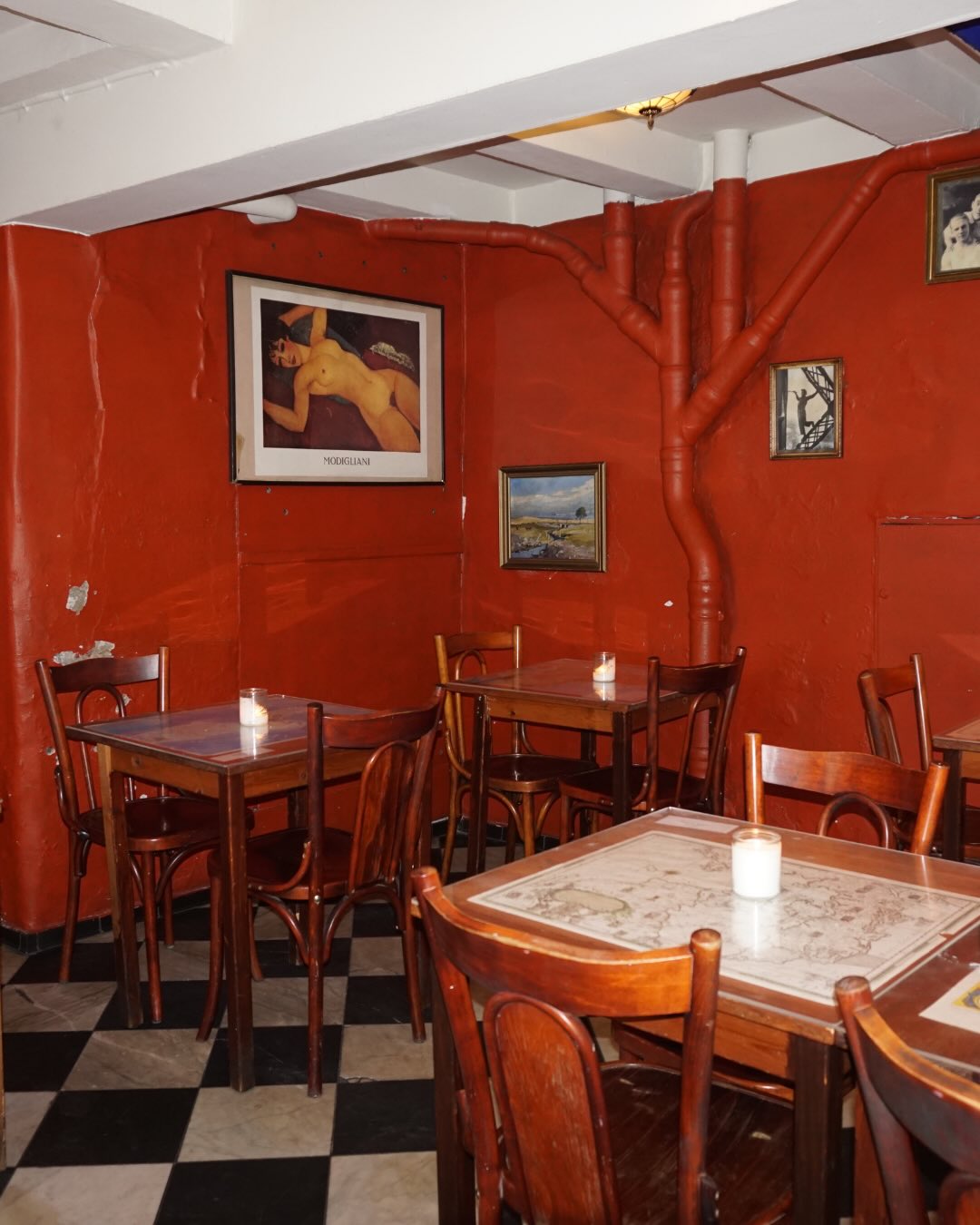 Kære venner af Atlas Bar 💖
Atlas Bar er lukket - men kælderen er det ikke helt endnu.
På lørdag (d.10/1) åbner vi dørene én sidste gang.
Alle os gamle Atlas-sjæle har tilbudt vores chef, Niels, at møde ind og arbejde gratis for at samle penge ind til huslejen, mens lokalet står tomt. Det gør vi på den måde, vi kender bedst: med mad, vin og nærvær. 🥰
Menuen bliver skabt ud fra det konserves og de råvarer, vi stadig har i kælderen, fortolkninger af nogle af vores klassikere gennem årene, måske blandet med noget helt nyt.
Derudover sælger vi ud af alle vine og drikkevarer, der stadig står på hylderne 🌱
Det bliver ikke fint og fornemt.
Det bliver hyggeligt, ærligt og fuld af minder.
God stemning, god service og en aften, hvor vi sammen siger et sidste farvel til kælderen, der har betydet så meget for os, og forhåbentlig også for jer.
Kom og spis, drik, grin, skål og vær med
Vi glæder os til at se jer. ✨
Kærlig hilsen,
Atlas Bar ❤️
OBS. Vi åbner klokken 16 og lukker klokken 22. Man kan booke bord på vores hjemmeside www.atlasbar.dk eller skriv en sms til Amanda på 40427077 med antal personer og tidspunkt man ønsker at komme.
Opslaget må meget gerne repostes, så vi kan få fyldt kælderen helt op en sidste gang