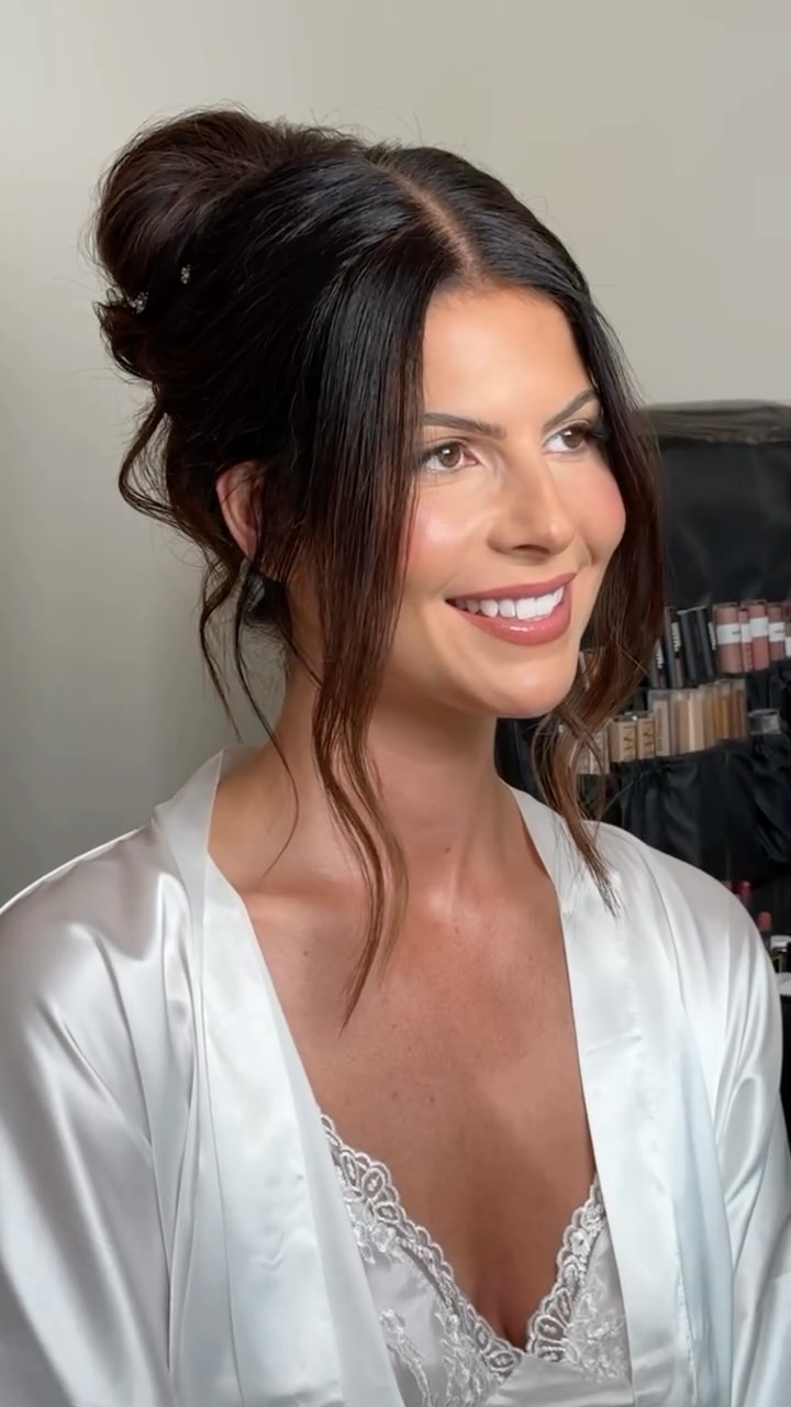 Joni’s finishing touches ✨💄
One of my favourite parts of the wedding morning is doing the Bride’s final touch ups before she gets into her wedding dress. It’s usually both the calm before the rest of the day takes over, and also the point where it’s start to set in for the Bride that her wedding day is finally here!
These little moments are so special, and I’m so thankful I get to share them with you 🤍
Hair by the angel @rjstylesco
Ready to book your dream wedding glam?
📲Click the link in my bio or visit www.mlartistry.ca to inquire
.
.
.
.
.
.
.
.
.
Makeup Artist
Bridal makeup
Wedding makeup
Glowy makeup
Calgary makeup artist
Calgary wedding makeup
Calgary Bridal Makeup
#bridalmakeup #bridalmakeupartist #calgarymakeupartist #calgarymua #yycmua