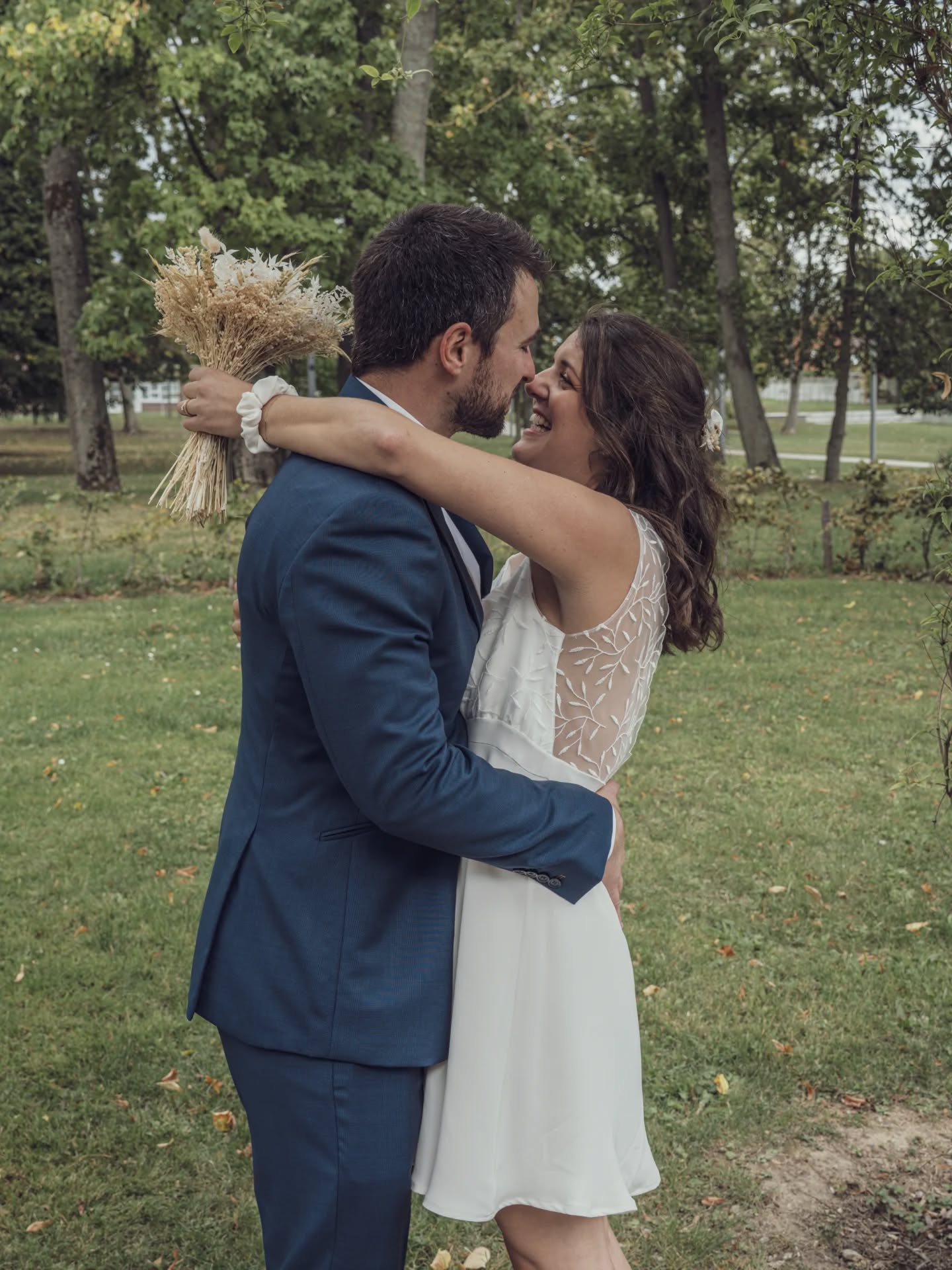 Adeline 🤍
Pour sa robe de mariée, Adeline a choisi une robe courte, fluide avec un magnifique dos en dentelle. Une robe pétillante et tout en mouvement qui lui correspond à la perfection !