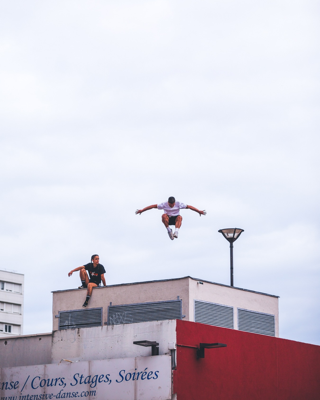 🔥 NOS PROCHAINS STAGES PARKOUR 2026 🔥
📍 Stage Adultes - La Défense (8 février 2026) :
Explore le quartier de La Défense sous un angle urbain unique : structures, lignes et obstacles deviennent supports d’entraînement pour travailler technique, fluidité et enchaînements dans un cadre dynamique et créatif. Ouvert à tous niveaux.
📍 Stage Ados - La Villette (15 février 2026) :
Un terrain de jeu entre espaces verts et structures urbaines pour enchaîner mouvements, sauts et techniques avancées. Ce stage invite les jeunes à développer force, coordination et créativité, tout en explorant toutes les facettes du parkour. Ouvert à tous niveaux.
📲 Inscription sur le site - places limitées
Lien en bio 🔗
📸 by @kev_mrc
#parkour #parkourparis #pkp