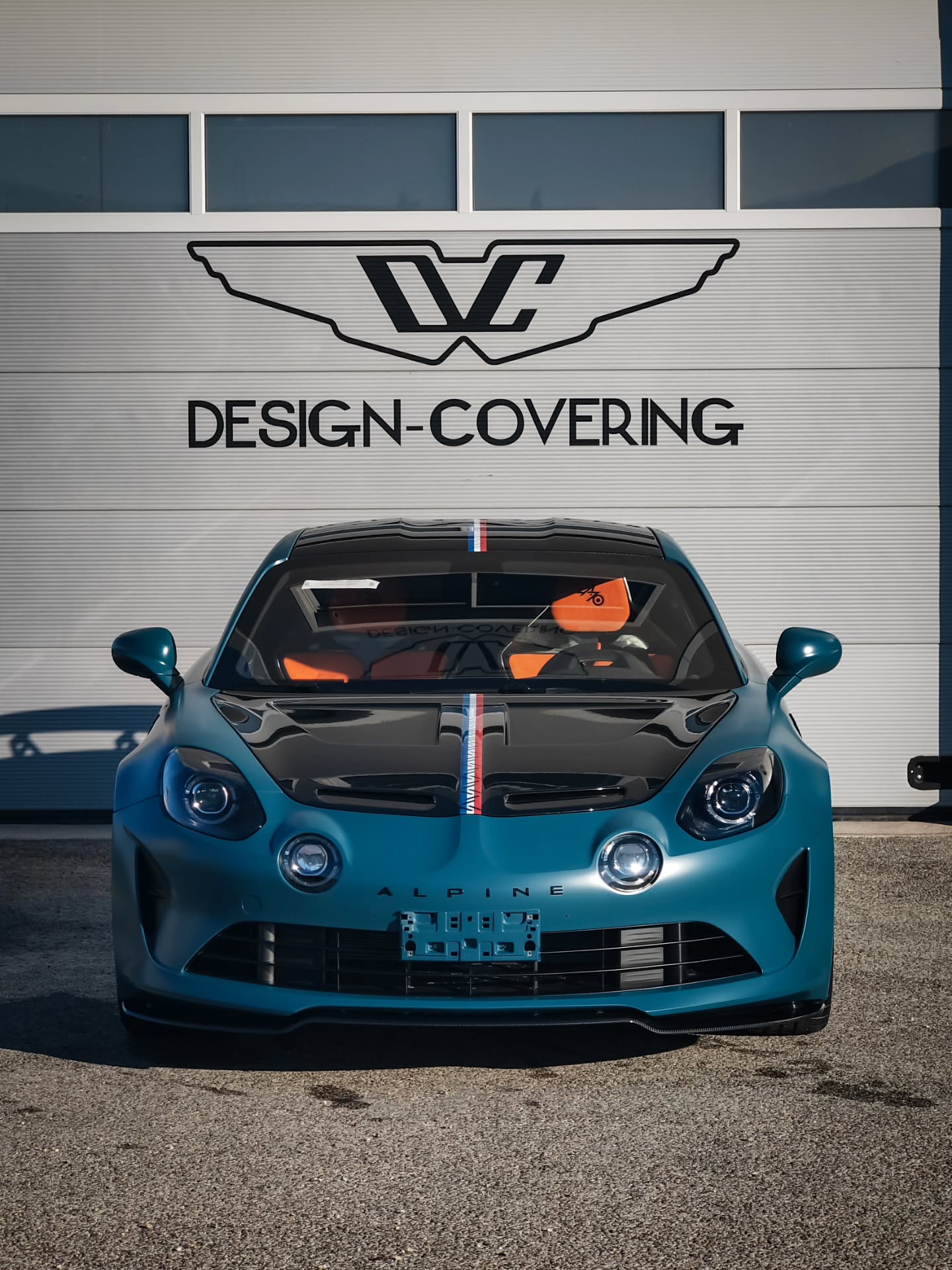 La A110R 70ème anniversaire est le fleuron de la marque ALPINE.
.
Ce client a voulu pousser la rareté du modèle à l'extrême en combinant le bleu eclipse à un intérieur orange.
.
Sur ce véhicule nous avons fait 2 choses:
-une personnalisation extérieur en orange rappelant les étriers et les sièges.
-une protection TOTALE en PPF.
.
⬇️ Alpine A110R 70 ⬇️
✔️PPF full
✔️Éléments jantes en orange
.
#car #cars #ppf #covering #wrapping