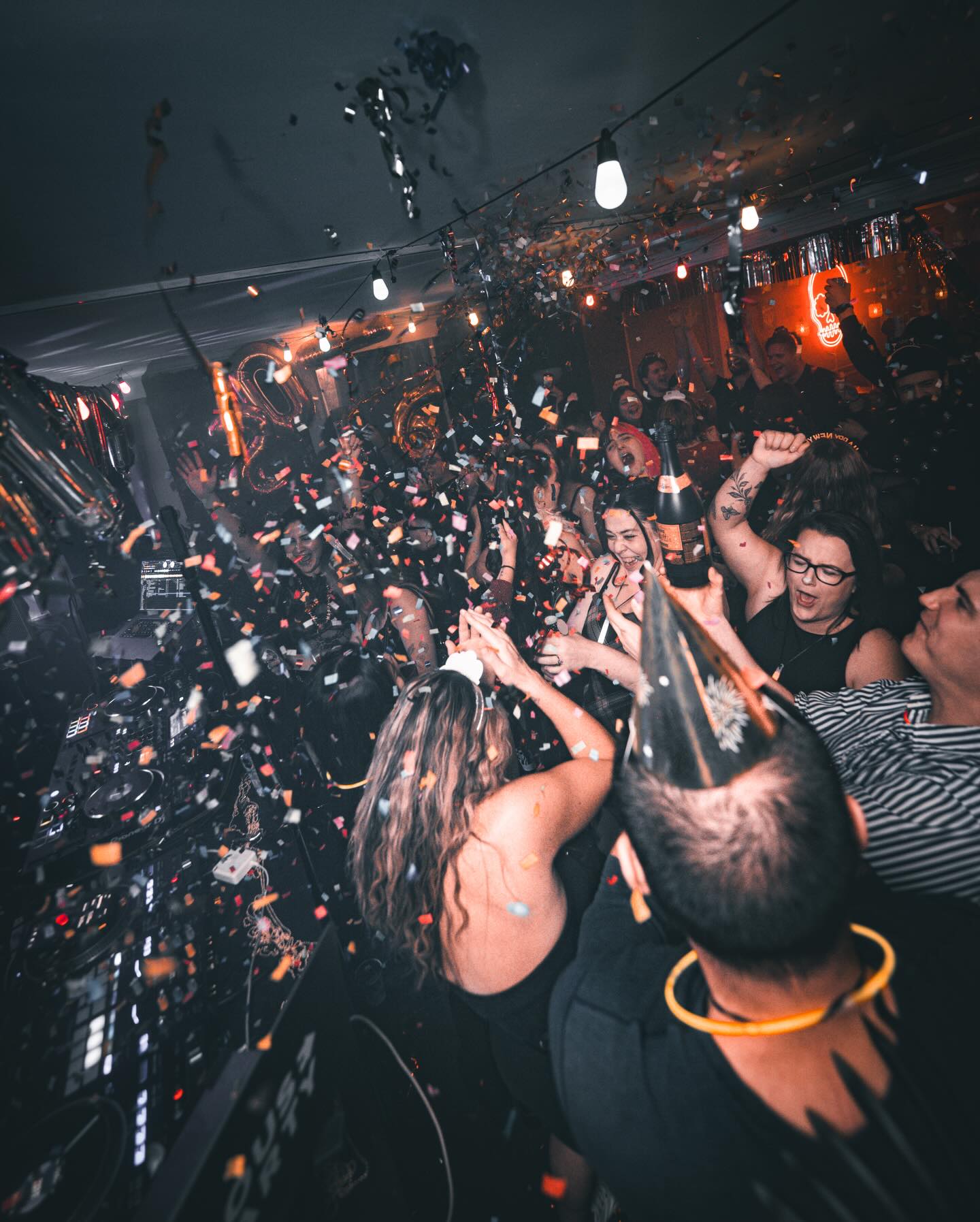 New Year’s Eve looked like this.
A sold out room, hands in the air, voices louder than the speakers, and a midnight moment that hit just right.
Thank you to everyone who came out and closed the year with us.
2026 is officially on. Welcome Home 🥂
.
.
📸 @d.rkroom
.
#houseparty #northbay #nye #canadorecollege #nipissinguniversity