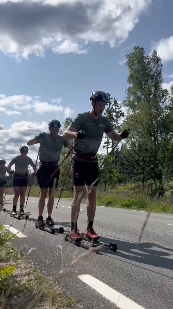 Det läggs många timmar på rull i sommar och höst därför är vi glada att även i år ha med oss @aerollerskis som leverantör av rullskidor.
Deras nya modell AE Pro S Classic är en svensktillverkad rullskida med stomme från Småland. En stabil och följsam skida som passar både elit och motionär.
Du hittar denna och andra modeller på www.rullskidcenter.se