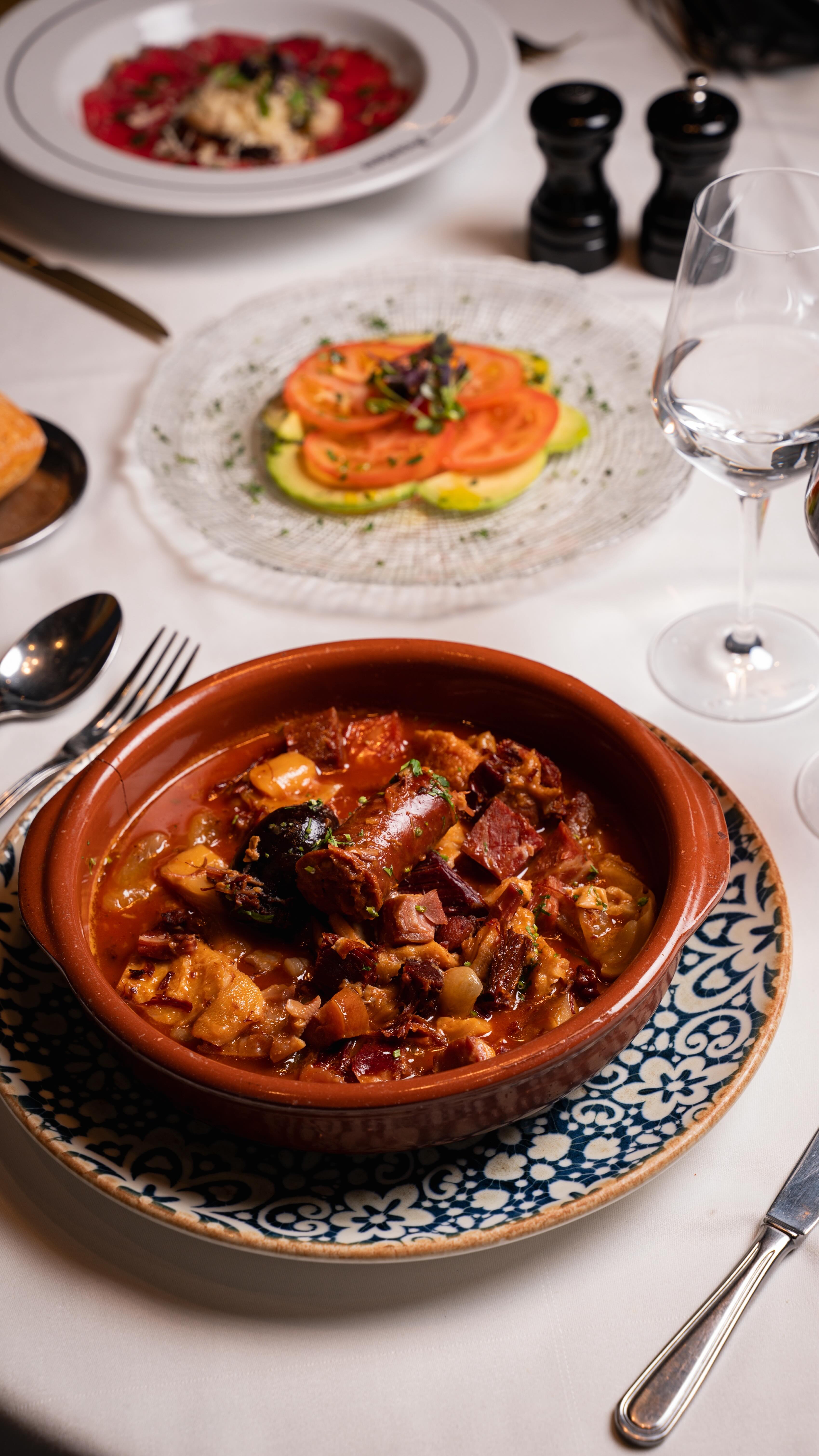 En Aranjuez nos encantan los clásicos. Los preparamos con paciencia y los mejores ingredientes para que, cuando lleguen a tu mesa, solo tengas que disfrutar⚡️. Nuestros callos a la Gallega