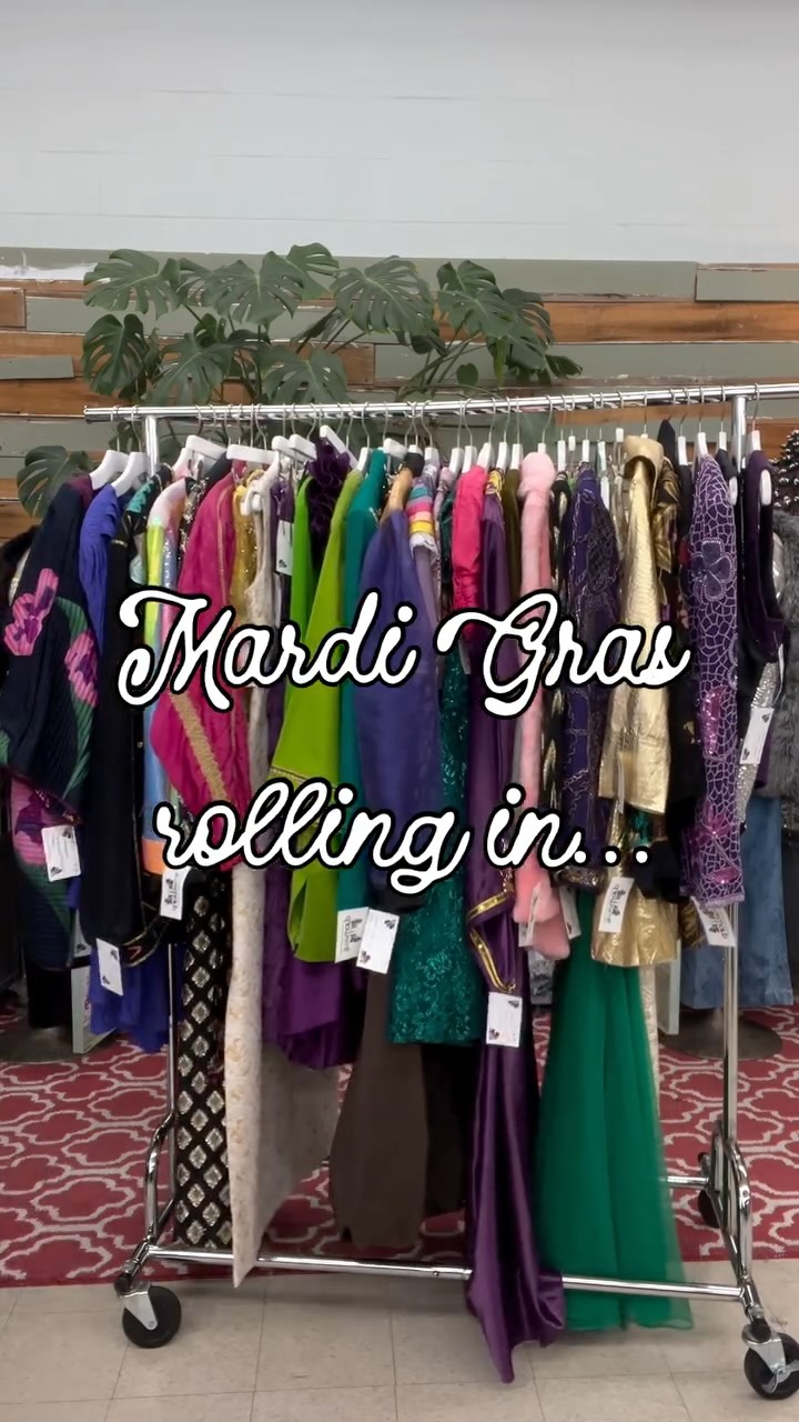 Let the good times roll! We have premium Mardi Gras vintage ready for you, check out some of our favorites from our first drop! ✨ #timewarpbr #mardigras #letthegoodtimesroll #vintagefashion #225batonrouge