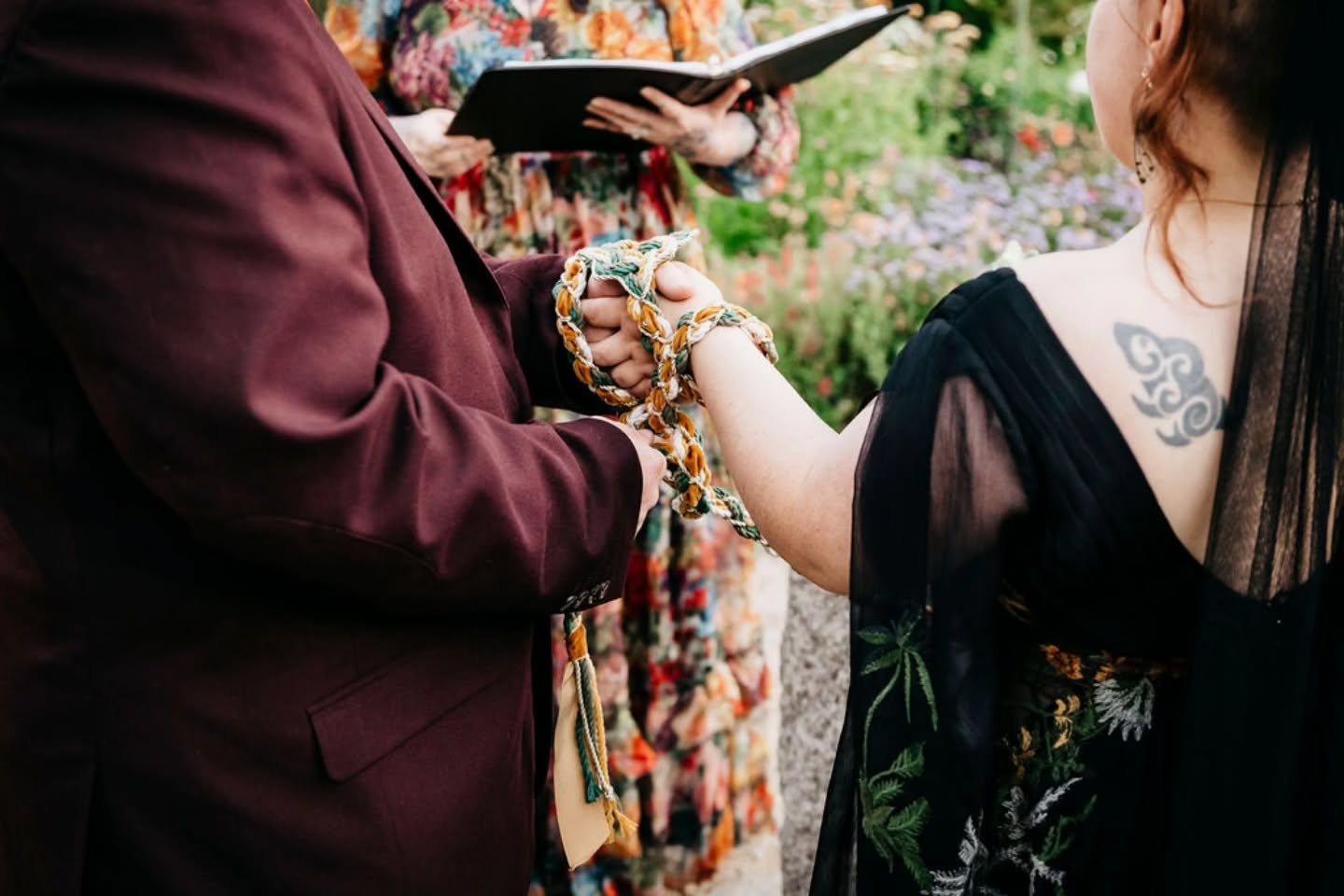 Part 2! Laura & Jay traveled from Missouri to Salem for an intimate elopement in the Ropes Mansion Garden – their very first visit to the Witch City! On their ten-year anniversary, the garden became the enchanted space they’d envisioned, setting the tone for a ceremony that was romantic, intentional, and quietly magical. We began with a land acknowledgment and their Love Story before moving into the heart of the ceremony – a handfasting with a triple knot honoring their past, present, and future. We followed that with heartfelt ring vows and a reading from Robert Burns, each moment woven with tenderness and meaning. As golden hour settled over the garden, they sealed their vows with a kiss amid the flowers and soft evening light… a decade of choosing each other, celebrated in the most beautiful way. 🖤🪢💍💐
📸 @caseyhillphotography
🪢 @ceothas_cords
#salemweddingwitch #salem #salemmassachusetts #weddingofficiant #officiant