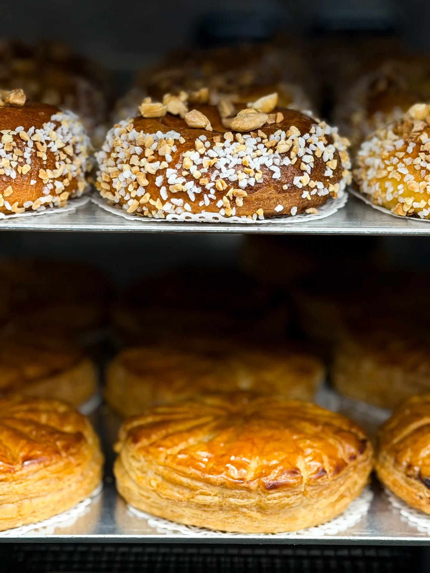 🥧 Galette feuilletée
🍞 ou brioche des rois
Frangipane, praliné, caramel…
Cette année, tout le monde est roi 👑
Retrouvez les Galettes des rois durant tout le mois de Janvier !
📏 Formats : 1, 5 ou 8 personnes
📍 Jonathan Le Pâtissier – Nice
➡️ Commandes conseillées
➡️ Quantités limitées chaque jour
📷 @k_rolight_food
#epiphanie #galettedesroisnice #jonathanlepatissier