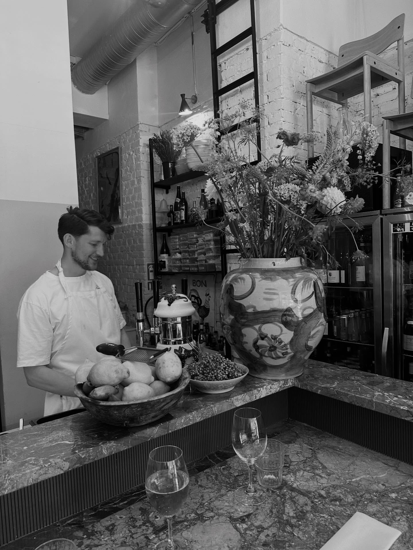 Äntligen är vi tillbaka med våra vanliga öppettider!
Onsdag till lördag från kl 17-23🍷Välkomna.