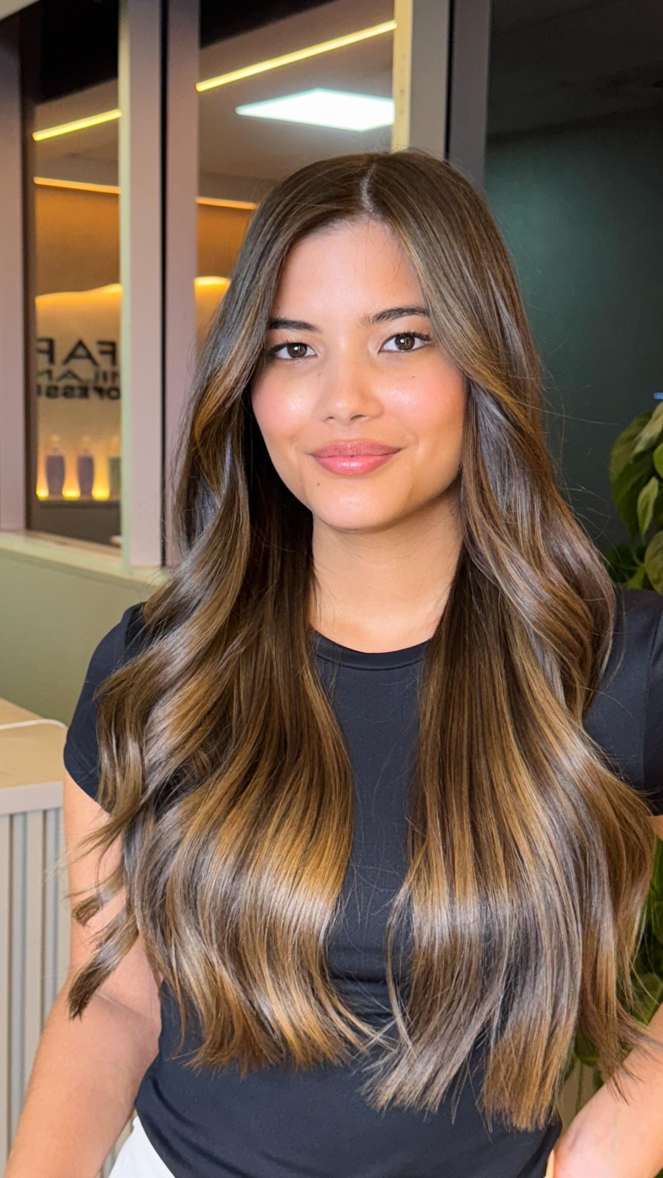 Esto NO es decoloración.
Es técnica, diagnóstico y criterio profesional.
Aclarar sin decolorar sí es posible
cuando entiendes el fondo, la química y el diseño del color.
En mi Masterclass de Técnica Híbrida sin Decoloración aprendes a:
✔️ Iluminar 1–2 tonos sin polvo
✔️ Crear dimensión elegante y comercial
✔️ Evitar fondos naranjas y sobreprocesos
✔️ Vender color saludable como servicio premium
No es tendencia.
Es evolución profesional.
👉 Escríbeme HÍBRIDA y te envío toda la info.
#salondebellezapanama #cambiodelook #byjesustabaressalon #panamacity #musadejesustabares