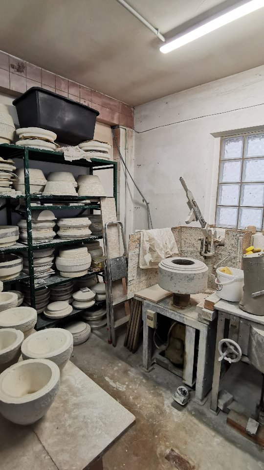 En début d'année il y'a tellement de choses à faire que je ne sais pas toujours par quoi commencer, le stock de pièces au magasin est très bas, il y a des commandes à faire et l'inventaire et la compta et ranger la déco de Noël.....
J'ai décidé de produire un peu pour pouvoir remettre en route des cuissons la semaine prochaine et réchauffer la température de l'atelier.
Du coup cette journée de mardi a été productive en calibrage.
Cette technique me permet de réaliser une partie de ma vaisselle avec l'aide d'un moule en plâtre qui est maintenu dans un support qui le fait tourner, avec l'aide d'un gabarit et de ma main j'y place l'argile qui prend forme dans le moule.
Je laisse l'argile prendre forme 24h dans les moules.
A demain pour la suite.
#soufflenheim
#poterie
#poterieartisanale
#terrine
#tradition