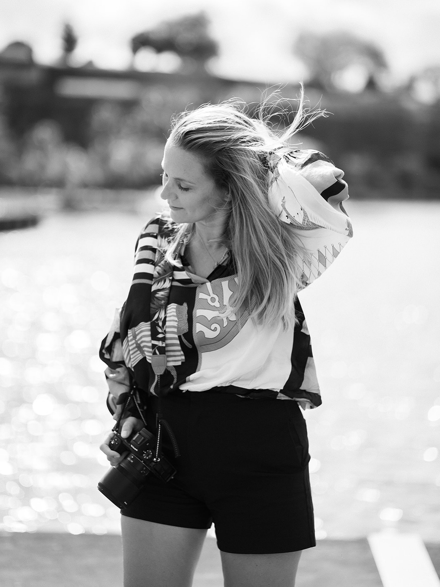 ✨ 2025 m’a bousculée. Bienvenue à 2026✨
Bon…
La nouvelle année est déjà bien entamée.
Il était temps que je pose ces mots ici 🤍
Je ne sais pas si tout le monde lira ce post, ni s’il sera liké (l’heure de publication n’est peut-être pas idéale 😅), mais j’avais envie de vous écrire quelques mots.
2025 a été une année intense.
Une année qui m’a demandé du temps,
et pas mal de résilience (celle qu’on ne voit pas sur les photos).
Mais 2025 a aussi été une année de choix.
Choisir d’avancer autrement.
De créer.
Je me suis formée à la photographie de nouveau-né,
avec l’envie de capturer la douceur des commencements.
À travers mes séances,
j’ai rencontré des familles, des couples,
des regards remplis d’amour et d’émotions.
Des liens forts, sincères, vivants.
Et ça, ça donne énormément de sens à ce que je fais.
Je me suis remise au sport
(alors non, je n’ai pas encore retrouvé mon corps…
mais j’ai retrouvé l’envie de bouger, et c’est déjà pas mal 😄).
En 2026, je choisis de me sentir libre.
Libre de créer.
Libre d’explorer de nouveaux projets.
Libre de suivre ce qui m’anime profondément.
Je développe les séances nouveau-né,
je crée enfin mon blog (oui, enfin),
et je m’ouvre à de nouvelles histoires à photographier.
Bref,
même si ce post passe un peu entre deux scrolls,
j’avais envie de le partager.
2026 est déjà là,
et je l’accueille avec plus de conscience 🤍
📸 @inesaramburo
#photographe
#photographefamille
#photographenouveauné
#photographeportrait
#photographedemariage
#martinique