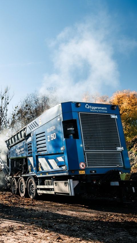 Elektrifizierung ist längst mehr als ein Trend – sie ist ein echter Vorteil! ⚡
Bei unseren Siebanlagen, egal ob Trommelsieb oder Sternsieb, sehen wir klar die Entwicklung hin zu elektrischen oder hybriden Antrieben. 🤝
Der Grund ist einfach: deutliche Kraftstoffeinsparungen und mehr Effizienz im Betrieb. Dazu kommt ein echter Mehrwert für unsere Kunden: selbst erzeugter Strom aus PV-Anlagen kann direkt genutzt werden, statt ihn ins Netz einzuspeisen. So entsteht ein wirtschaftlicher, nachhaltiger und zukunftsfähiger Aufbereitungsprozess. ♻️
👉 Du willst wissen, welche elektrische oder hybride Lösung zu deiner Anlage passt? Sprich uns an.
#recycling #eggersmann #siebanlage #boehmerecycling #wastemanagement