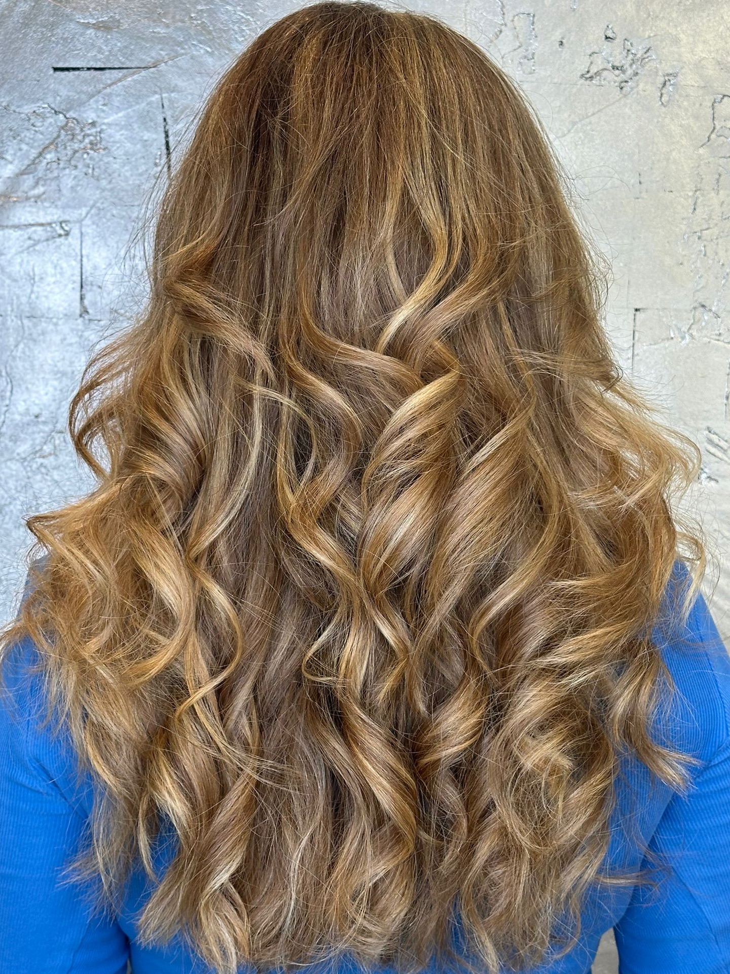 Natürlich strahlende Highlights ✨
Dieser Look von Renate kombiniert weiche Wellen mit multidimensionalen Highlights, die dem Haar Tiefe und Lebendigkeit verleihen, ganz ohne künstlich zu wirken.
Ein perfekter Style für alle, die sich mehr Frische und Struktur wünschen, ohne ihre Haarfarbe radikal zu verändern.
Lust auf einen natürlichen Glow für dein Haar?
📍 Jetzt Termin vereinbaren & mehr auf www.blackandwhite.ch entdecken.
#BlackAndWhiteHairstyling #BeautyworldZürich #BalayageZürich