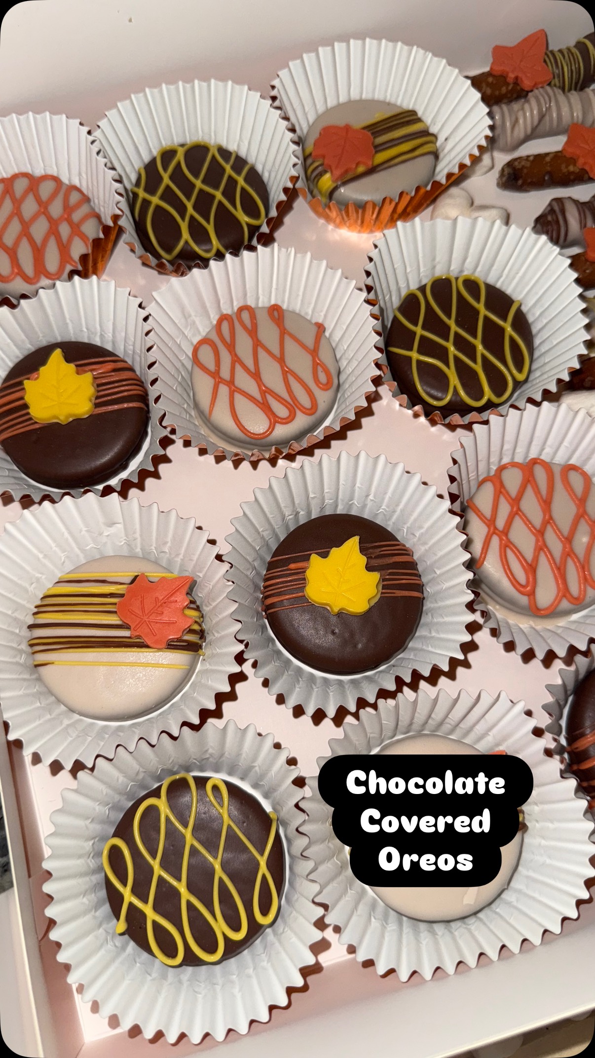 Fall chocolate-dipped Oreos finished with cozy autumn details 🍁🍫
Perfect for fall parties, dessert tables, and seasonal celebrations.
A classic treat with a fall twist.
.
.
.
.
.
.
#falltreats #chocolatedippedoreos #autumndesserts #customtreats #desserttable