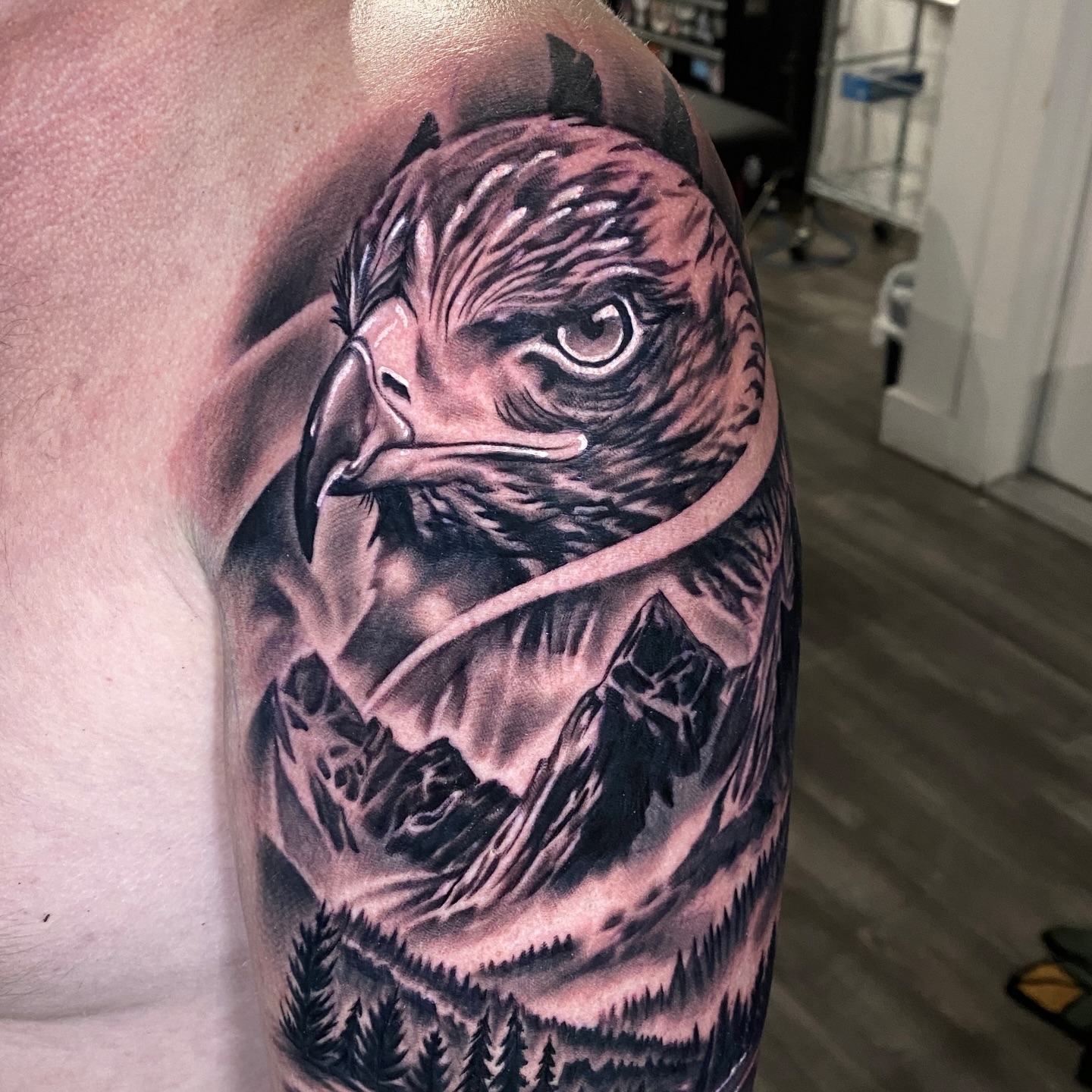 Sweet sweet sky dinosaur for Tyler! Gotta love tattooing winged raptors! Thanks for looking and thanks for all the awesome tattoo requests!
.
.
Follow @scottie.tattooer
And @nectarfinetattooing
.
.
#birdtattoos #eaglesofinstagram #falconry #falcontattoo #realistictattoos