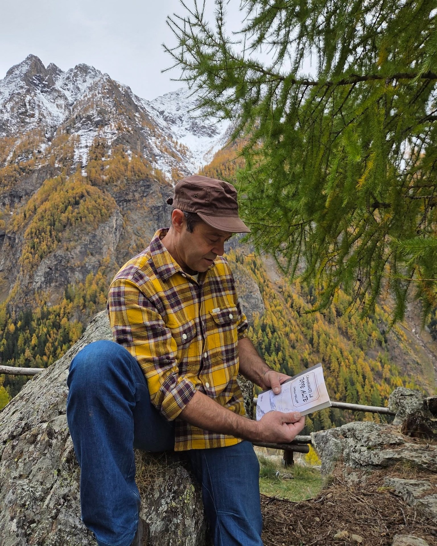 C’è una montagna lontana dalla competizione, dalle grandi infrastrutture e dai flussi di massa.
Una montagna che si attraversa lentamente, si ascolta, si vive.
È quella raccontata da Daniele Pieiller, fondatore dell’Associazione NaturaValp - partecipante di AITR, nel suo libro "Camminare le Terre Alte".
Un racconto che nasce dall’esperienza di chi la montagna la abita davvero: rifugi, vallate laterali, relazioni umane e scelte quotidiane controcorrente. Uno sguardo “ribelle” e profondamente coerente con i valori del turismo responsabile.
📚 Il libro è disponibile nella sezione Editoria di AITR
👉 link in bio per acquistarlo online
#AITR #TurismoResponsabile #TerreAlte #CamminareLento #NaturaValp #Alpi