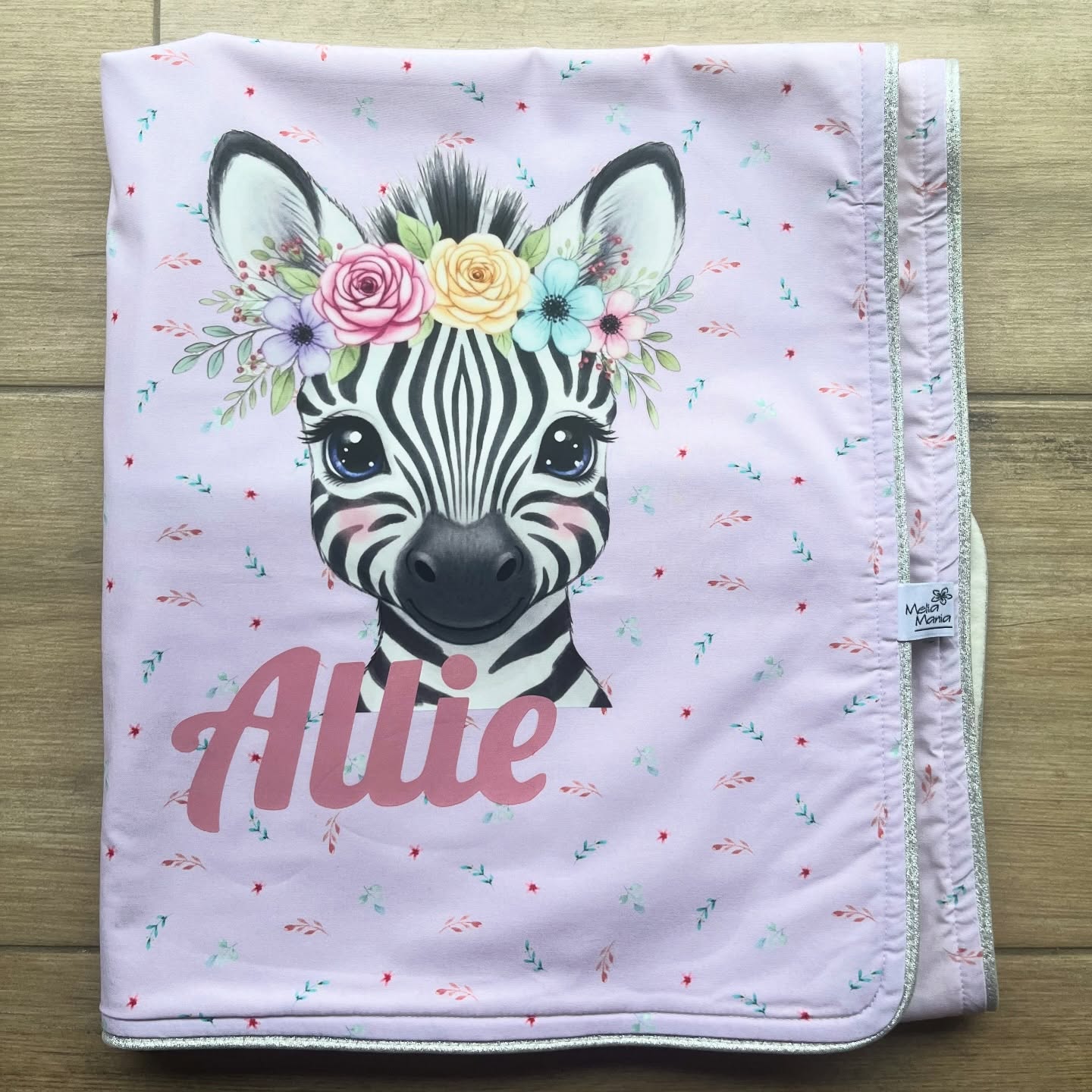 From card to cotton
— a little story folded in softness. 🌸🦓
This pink Zinnia Blanket was made just for baby Allie, inspired by his sweet birth card featuring a cute zebra on a soft pink background. 🍼💗
We chose:
🌸 A delicate pink cotton sprinkled with little flowers
❄️ A snowy white minky lining, soft enough for dreamland
✨ And a subtle silver binding to bring a gentle shine — just like the sparkle of a new beginning.
This time, I printed the design using DTF paper — my first try with the technique, and I couldn’t be happier with how it turned out.
There’s something special about seeing it all come together — from card to fabric to memory.
#MM_Zinnia
#CustomWithLove
#SlowMadeForBabies
#BirthCardToBlanket
#babygirlnursery