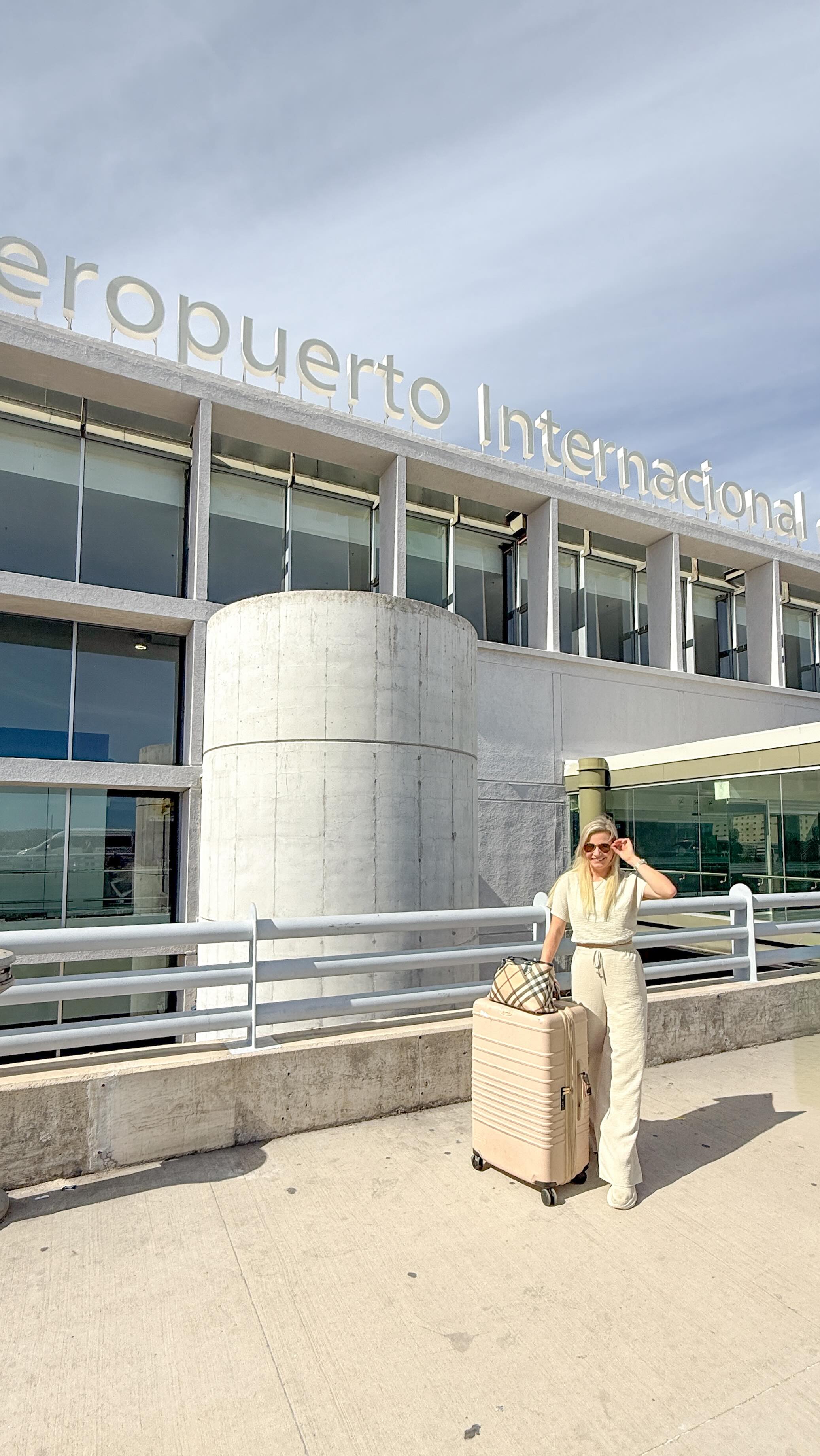 Warning: getting the red light during Los Cabos customs is the worst ❌
But once you’re through customs at SJD, the best part is meeting your @vivolx private transfer who is waiting to take you to your resort, villa, yacht, or home!!! (discount code: KITCHENSINKIT)
Like, share, or save this post if you found it helpful!
& follow @kitchensinkit for Cabo travel tips from people who actually live here! 👋🏼