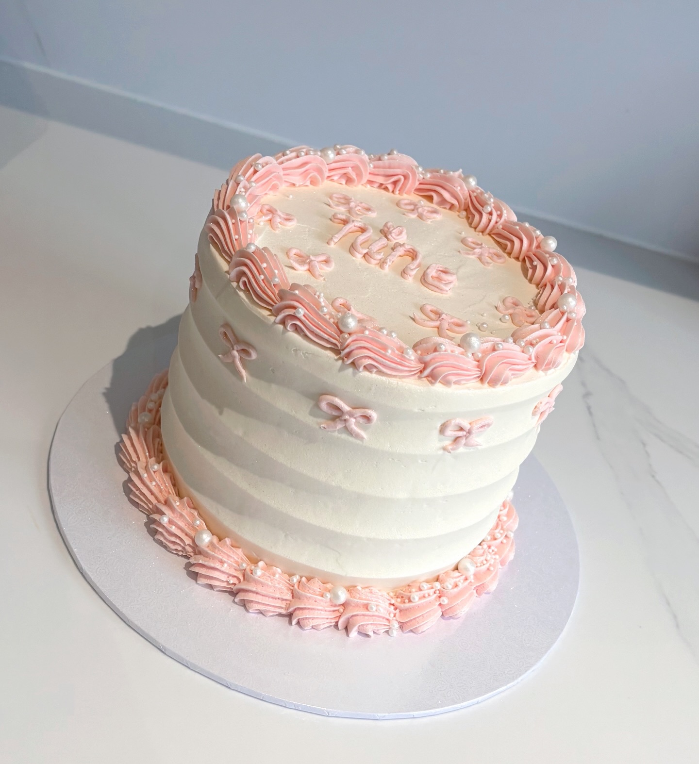 Happy 9th Birthday to my beautiful daughter 🥳💛
Bow themed birthday party, the inspo came to life and she’s so thrilled! 🎀🩷
All neatly tied up with a bow with a funfetti surprise inside! Have the best day my princess 🫶
.
.
.
.
.
#birthdaygirl #birthdaycake #funfetti #instacake #cakesofinstagram