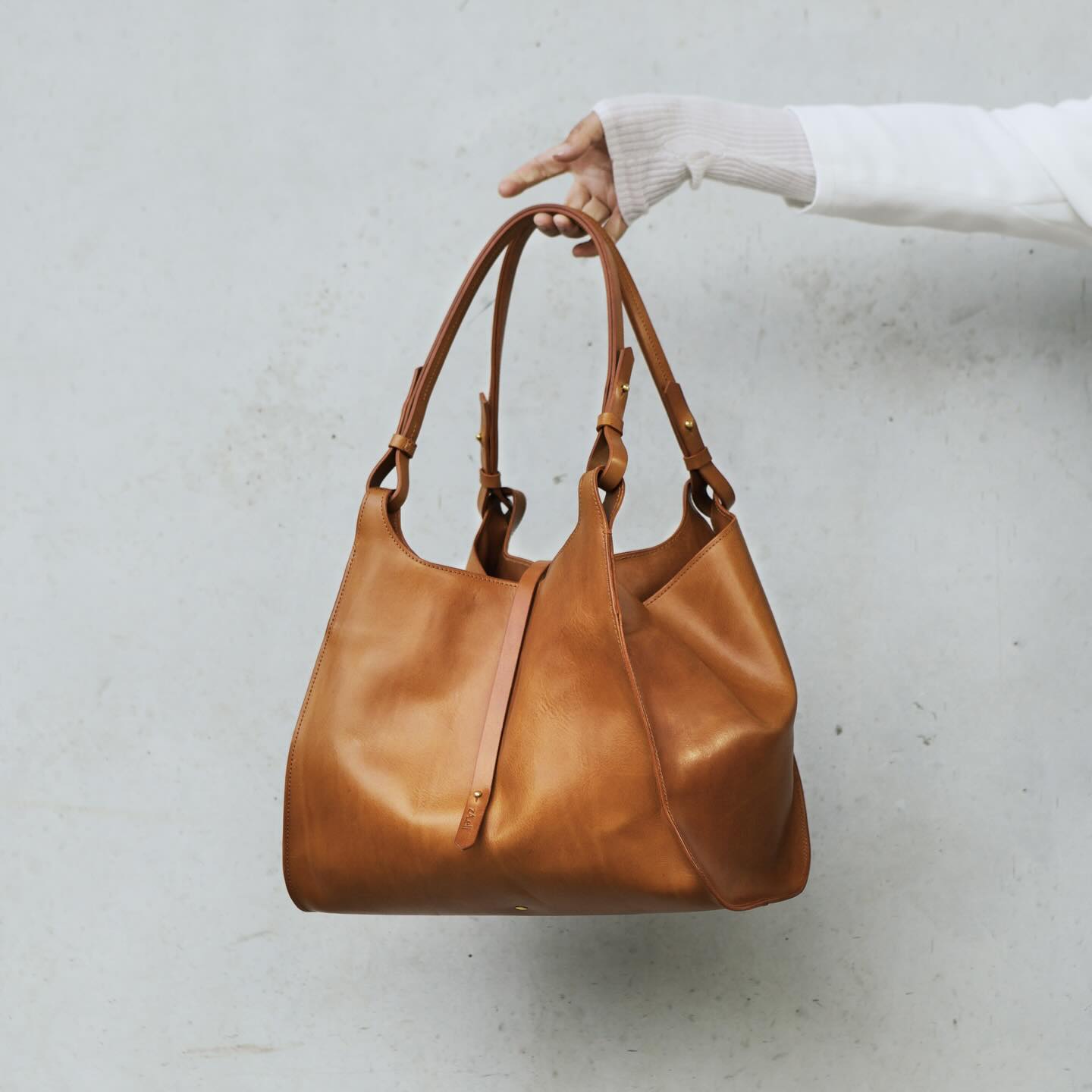 Shopper Rana Karamell
#handgemacht #ledertasche #slowfashion
#minimalstyle #everydaybag