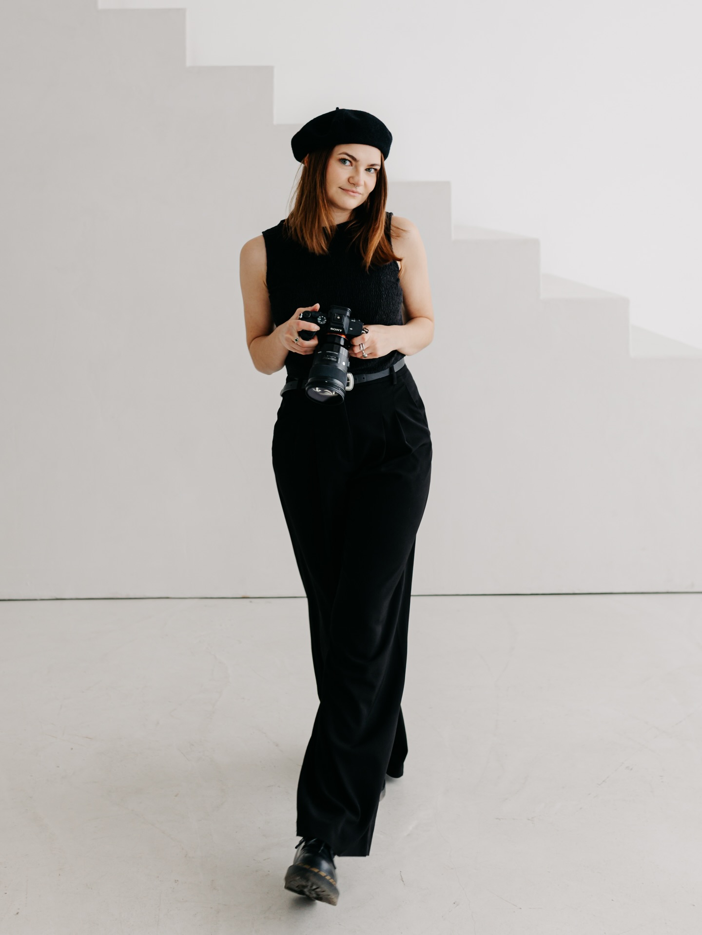 ✨ Manchmal fühle ich mich wie ein Betrüger in meinem eigenen Leben. Als kreative Person ist das Imposter-Syndrom wie ein ständiger Begleiter: Ich habe Ideen, die mich begeistern, schaffe Dinge, die andere lieben… und trotzdem flüstert eine Stimme in meinem Kopf: „Du bist nicht gut genug!“
Es ist dieser Mix aus Stolz und Zweifel, der uns antreibt, aber auch manchmal lähmt. Kreativ zu sein bedeutet nicht nur Inspiration und Flow – es bedeutet auch, diese innere Stimme zu überwinden, die uns kleinhalten will.
Wenn du dich manchmal auch fragst, ob du gut genug bist, vergiss nicht: Das zeigt nur, dass du wächst. Dass du fühlst. Dass du dich überhaupt traust, zu schaffen.
Ich glaube, dieses Gefühl wird wahrscheinlich nie ganz verschwinden. Die Kunst besteht darin, einen Weg zu finden, damit zu leben – und trotzdem weiter zu erschaffen. 💛
#Kreativsein #ImposterSyndrom