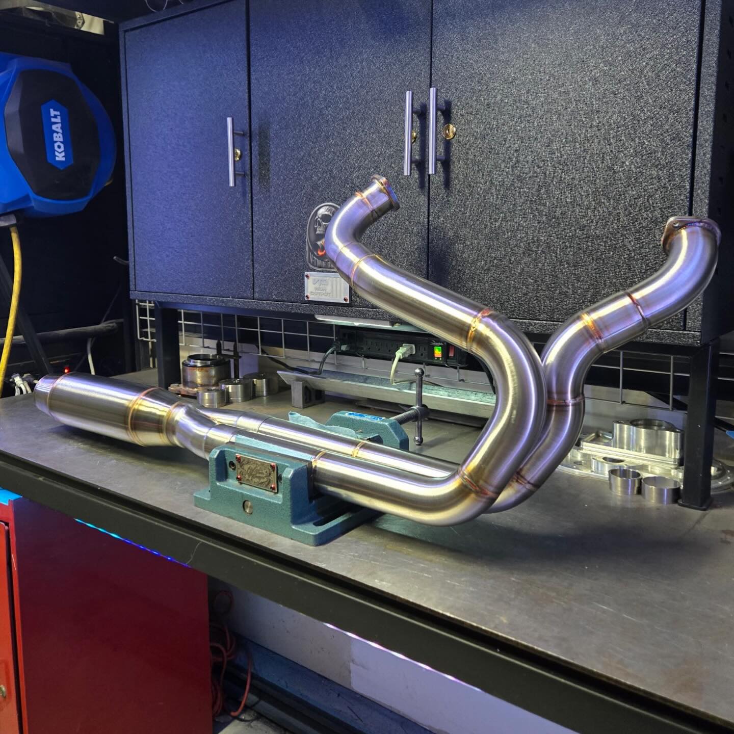 Race bike pipe looking 🔥🔥🔥🔥! Collab with our friend @vtwindesigns for the Harley Davidson Road King hot rod. Piece by piece we are getting there! 🏁🇺🇸🏁🇺🇸🏁
#harleydavidson #roadking #deathmetalracing #boostedbrad #dragracing