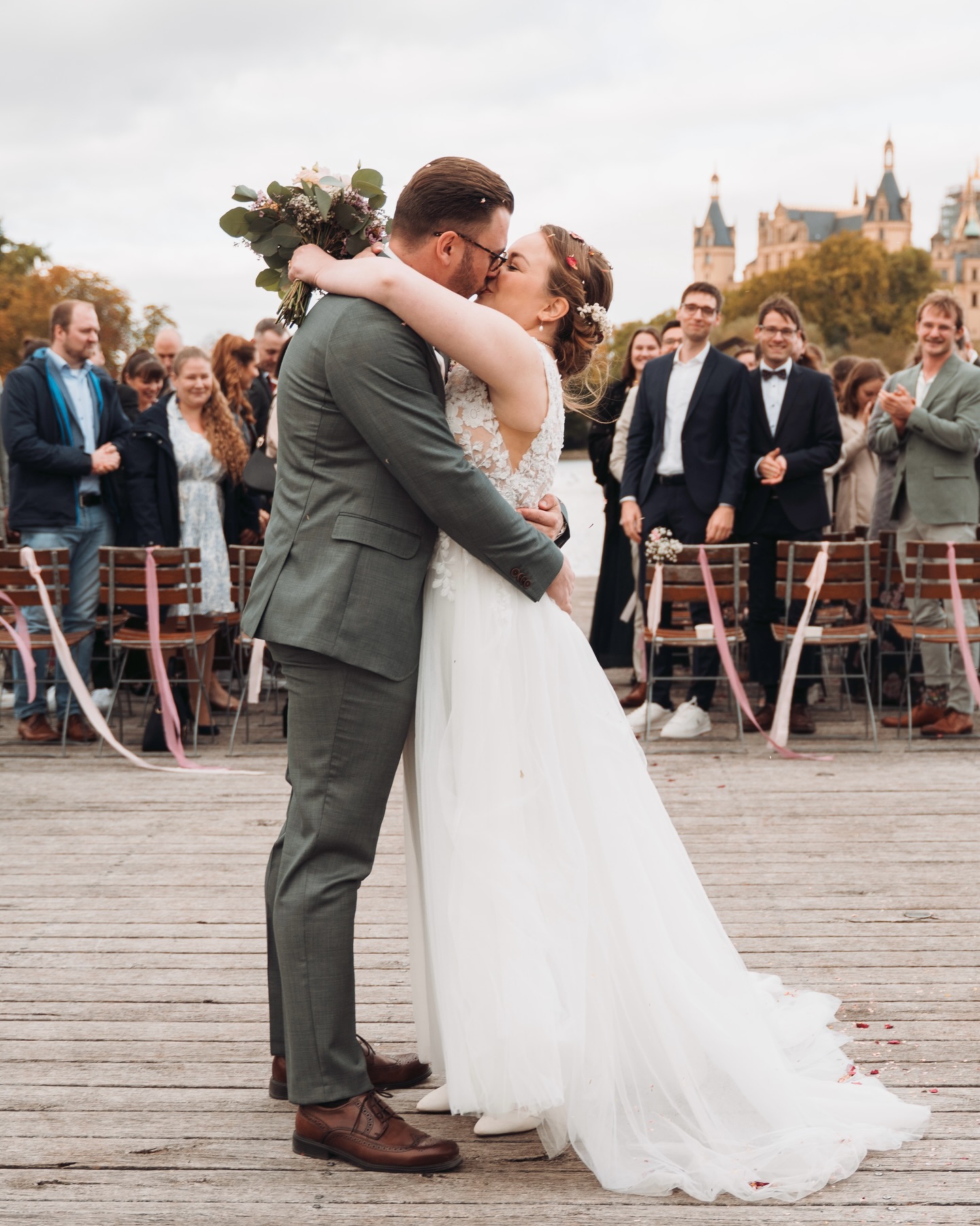 Eine wunderschöne Kulisse, tolles Wetter und zwei Menschen, deren neuen Lebensabschnitt wir festhalten durften. 💍🤍
📍Schloss Schwerin
Folgt uns gerne für weitere Einblicke!
•
•
•
#wedding #weddingphotographers #hochzeit #fotografie #justmarrıed #schlossschwerin #weddinglocation