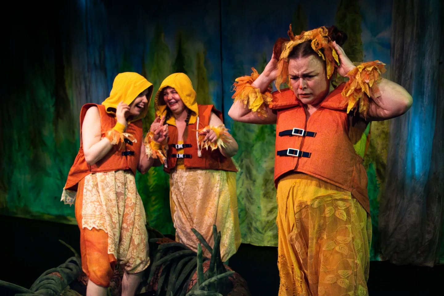 4 esitystä jäljellä paljon kiitosta katsojilta saaneesta Ootko mun kaverljista! Vielä ehdit tulla Joensuun Pakkahuoneelle, Rantakatu 2b katsomaan Ankan, Mustin, Prinssin ja muiden hahmojen seikkailuja!
Hanki liput joko https://vaarapyora.tapahtumiin.fi tai varaa ovelle vaarapyora@gmail.com
Näytökset Pakkahuoneella:
Ke 6.1. klo 15
Pe 9.1. klo 18
La 10.1. klo 15
Ke 14.1. klo 18
Katsojakommentteja:
"Ihana esitys! Nauratti lähes joka hetki ja välillä itketti. En voi kuin ihmetellä, millaista luovuutta ja taitoa tältä työryhmältä löytyy. Tämä on myös hyvä esimerkki siitä, että lapsikatsojille voi ja pitää tehdä taidetta aivan yhtä suurella kunnianhimolla ja palolla kuin aikuisillekin. Ja juuri sen takia tämä toimii aikuisellekin. Suosittelen lämpimästi!"
"Upea musiikki ja hienoja sovituksia! Ja miten hyviä laulajia! Suositus jo pelkästään musiikista!"
"Kaikki osaset (teksti, laulut, lavastus, puvustus, koreot, näyttelijät) balanssissa ja tukevat hienosti toisiaan!"
Liput:
20 € / 13 € (lapset 4-15v, opiskelijat, työttömät, eläkeläiset jne)
50 € perhelippu (2 aik + 2 lasta)
40 € perhelippu (1 aik + 2-3- lasta)
Tervetuloa!
Kuvat @_anigo__
#musiikkiteatteri #ystävyys #eikiusaamiselle #lastenteatteri #joensuu