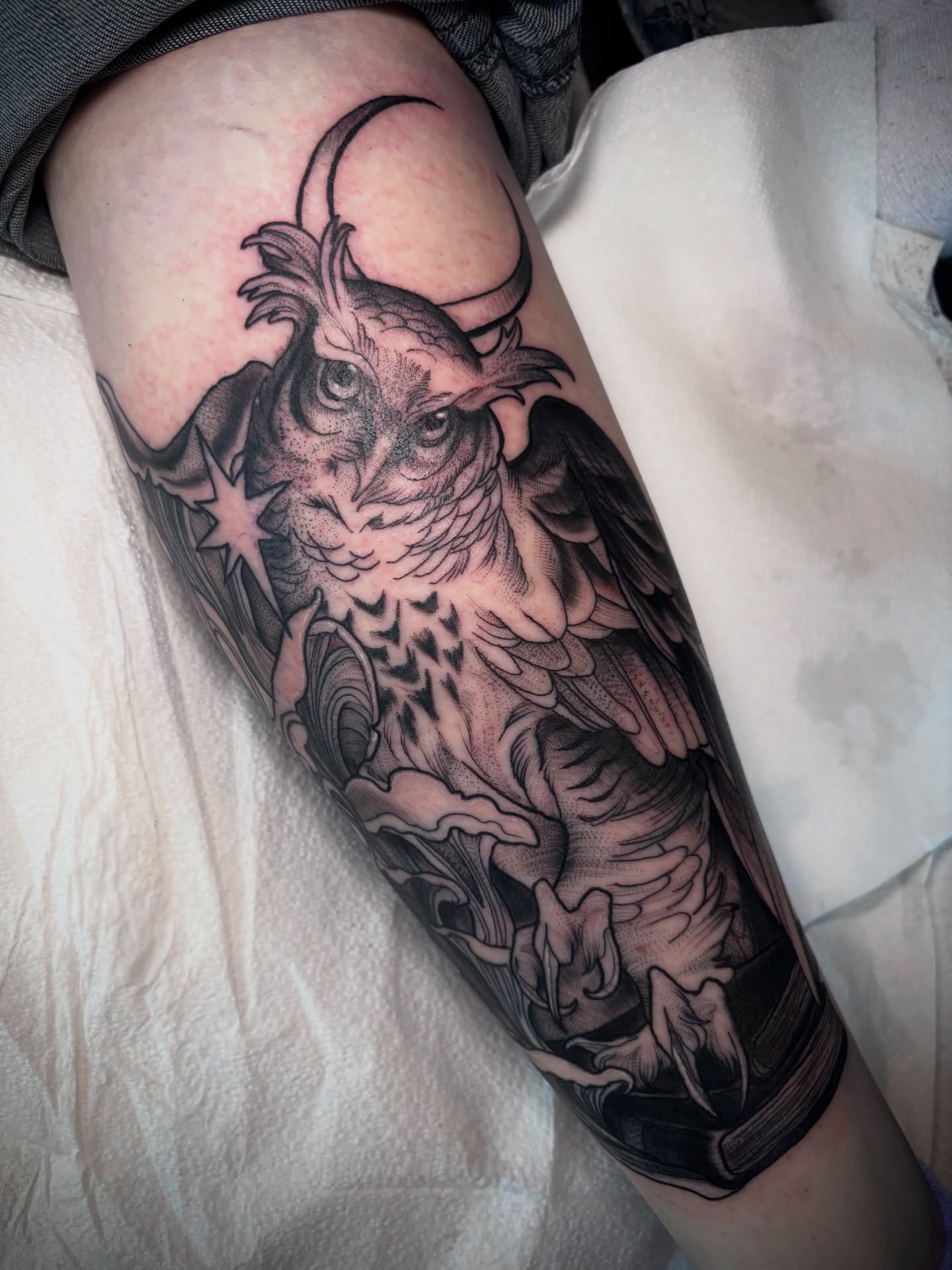 Loved doing this blackwork owl! He’s in a bit of a funky spot to photograph but he’s so handsome
#owltatoo#blackworktattoo#kentuckytattooer#girlswhotattoo#naturetattoo