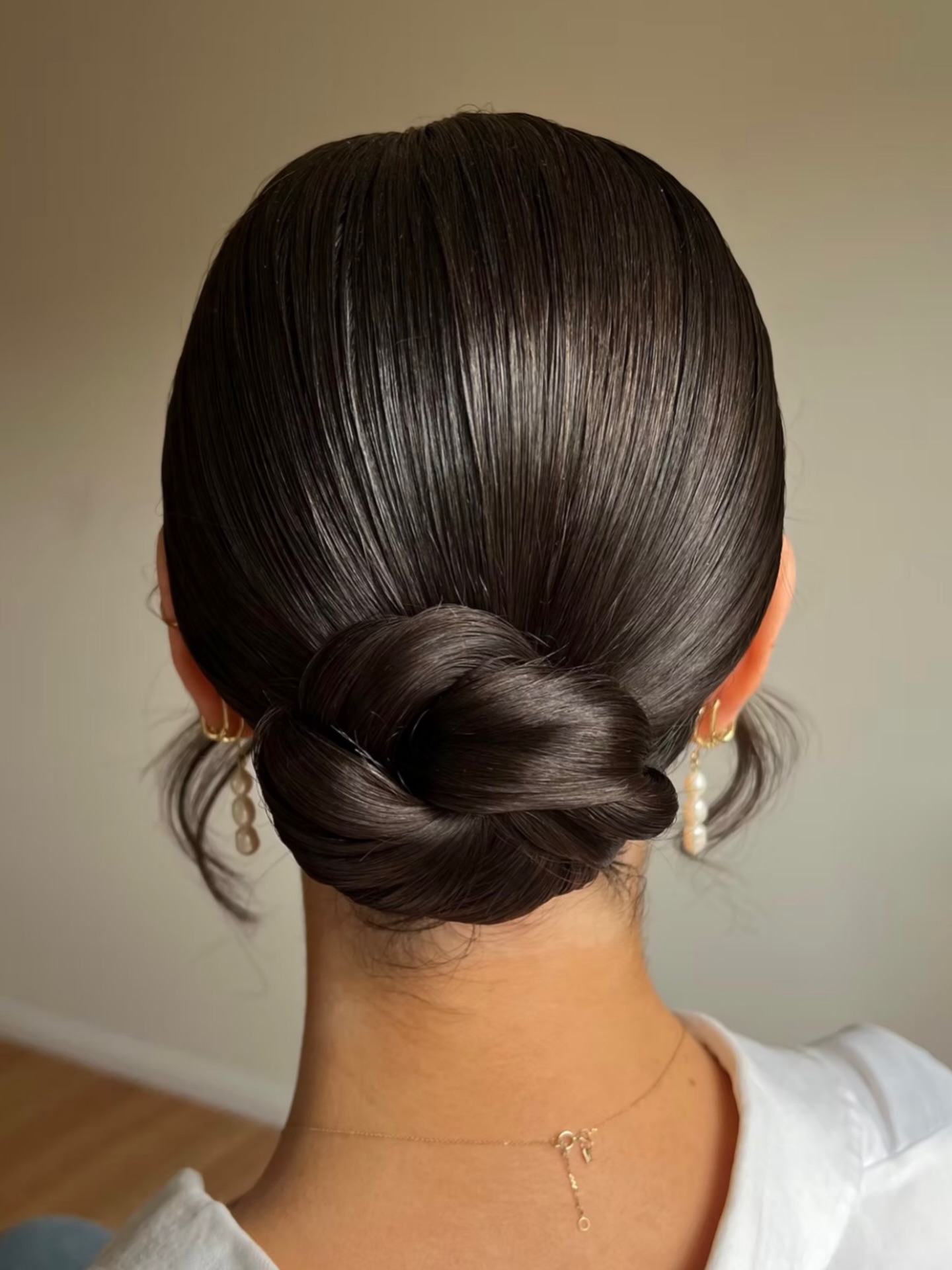 Bridal buns are chic, classic and perfect for these warm days! This gorgeous one by @bridalglowco ABBIE.