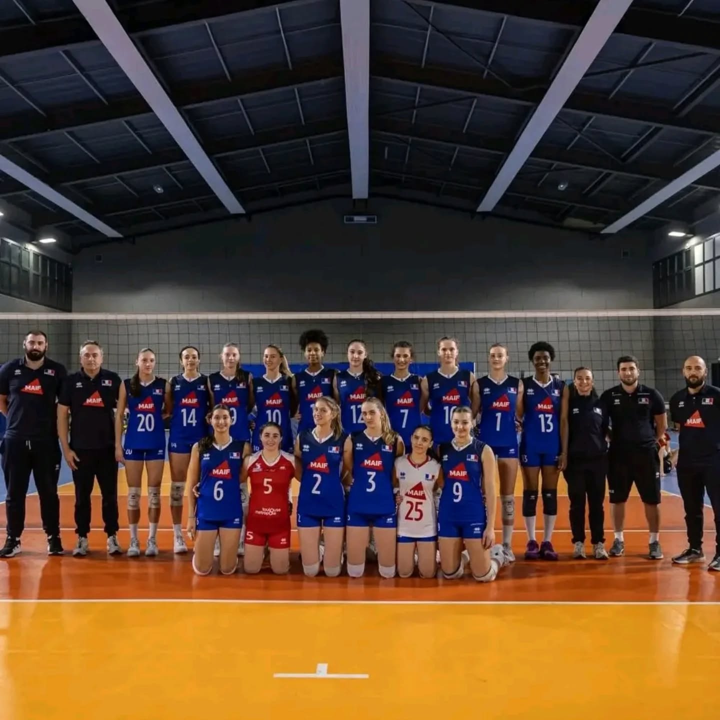 🇨🇵WEVZA U18F🇨🇵
Romane Rouquette et Elena Sanchez sont selectionnées en équipe de France U18, félicitations 🎉 !
Elles participent à la phase 1 du WEVZA, tournoi qualificatif pour le championnat d’Europe, du 6 au 10 janvier à Foggia en Italie.
La France est dans la poule B, aux côtés de l'Allemagne, l'Italie et le Portugal 💪
📅𝗣𝗹𝗮𝗻𝗻𝗶𝗻𝗴 𝗱𝗲𝘀 𝗺𝗮𝘁𝗰𝗵𝘀📅
Mardi 06/01 : 🇩🇪 / 🇫🇷 → 17h30
Mercredi 07/01 : 🇮🇹 / 🇫🇷 → 20h
Jeudi 08/01 : 🇫🇷 / 🇵🇹 → 15h
📽 Matchs en live sur la chaîne YouTube Federazione Italiana Pallavollo
👉Aventure à suivre sur @francevolley_u18f
#ffvb #volleyball #volleyballlife #cev #wevza wevzaU18F