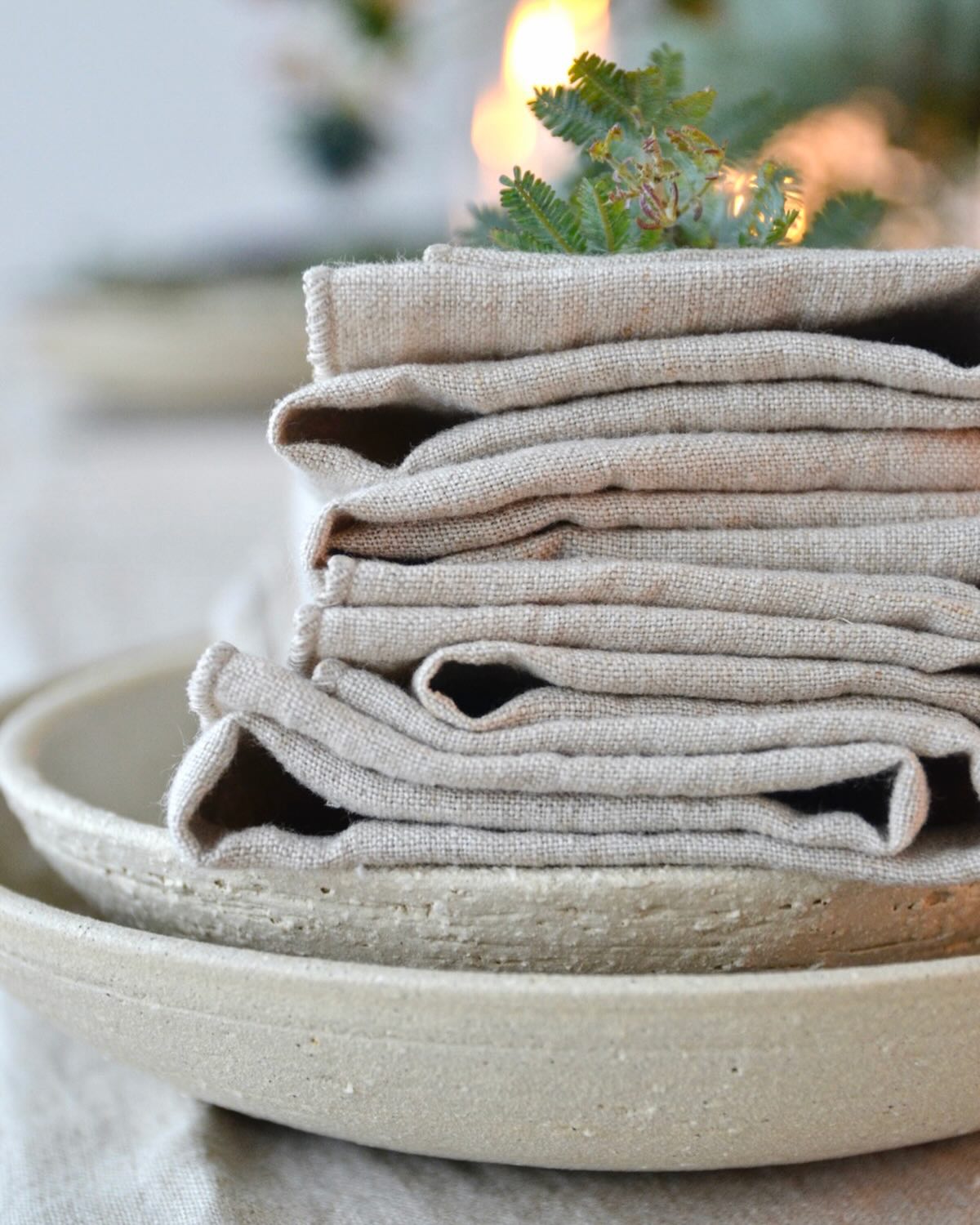 Reprendre,
sans changer l’essentiel 🌿.
Les mêmes lins, choisis avec exigence pour leur qualité
et leur provenance locale.
La même attention portée à ma matière de travail,
à ce qu’elle apporte quand on vit avec elle.
Je reprends dans cette continuité-là.
Belle année 🤍.
Photo : Myriam Baya - @lacuisinecestsimple
Céramique : Marie Brisart - @mariebrisart
Linge de table en lin - Lina Luxe
#matièresnaturelles #savoirfairetextile #linlavé