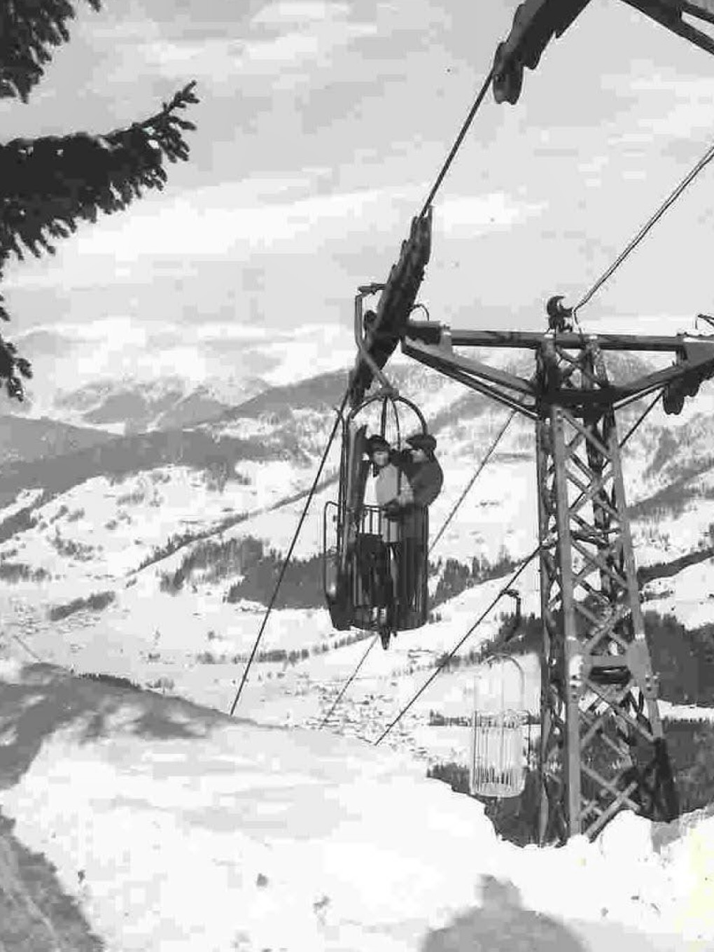 A N N Y V E R S A R Y
•
Ein besonderer Meilenstein jährt sich heute. Vor genau 60 Jahren, am 6. Januar 1966, wurde der erste Korblift auf die Rotwandwiesen in Betrieb genommen! Damit öffnete sich eine neue Ära für die Region, die plötzlich auch für Wintersportler attraktiv wurde. Was als einfache Liftanlage begann, entwickelte sich mit der Zeit zur heutigen modernen Kabinenbahn und machte die Rotwandwiesen zu einem beliebten Ziel für Naturliebhaber und Familien. Ein riesiges Dankeschön an die Pioniere, die diese Vision umgesetzt haben!
•
Oggi ricorre un anniversario speciale. Esattamente 60 anni fa, il 6 gennaio 1966, entrava in funzione la prima seggiovia a gabbia sui prati della Croda Rossa! Si apriva così una nuova era per la regione, che improvvisamente diventava attraente anche per gli appassionati di sport invernali. Quello che era iniziato come un semplice impianto di risalita si è trasformato nel tempo nell’odierna moderna cabinovia, rendendo i prati della Croda Rossa una meta molto apprezzata dagli amanti della natura e dalle famiglie. Un enorme grazie ai pionieri che hanno realizzato questa visione!
•
Today marks a special milestone. Exactly 60 years ago, on January 6, 1966, the first basket lift on the Rotwandwiesen was put into operation! This opened up a new era for the region, which suddenly became attractive for winter sports enthusiasts. What began as a simple lift system developed over time into today’s modern gondola lift, making the Rotwandwiesen a popular destination for nature lovers and families. A huge thank you to the pioneers who made this vision a reality!
•
•
•
#60jahrerotwandwiesen #bergbahnen #suedtirol #rifugiorudihütte